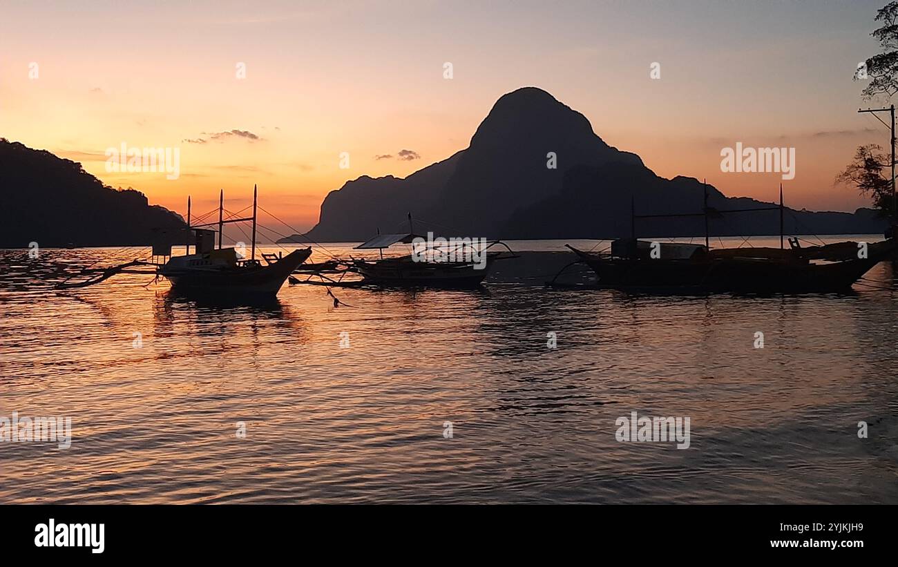 Le tradizionali barche da pesca bangka ormeggiate sulla costa nella popolare cittadina turistica delle Filippine di El Nido nel nord di Palawan - una porta d'accesso a Caron Foto Stock