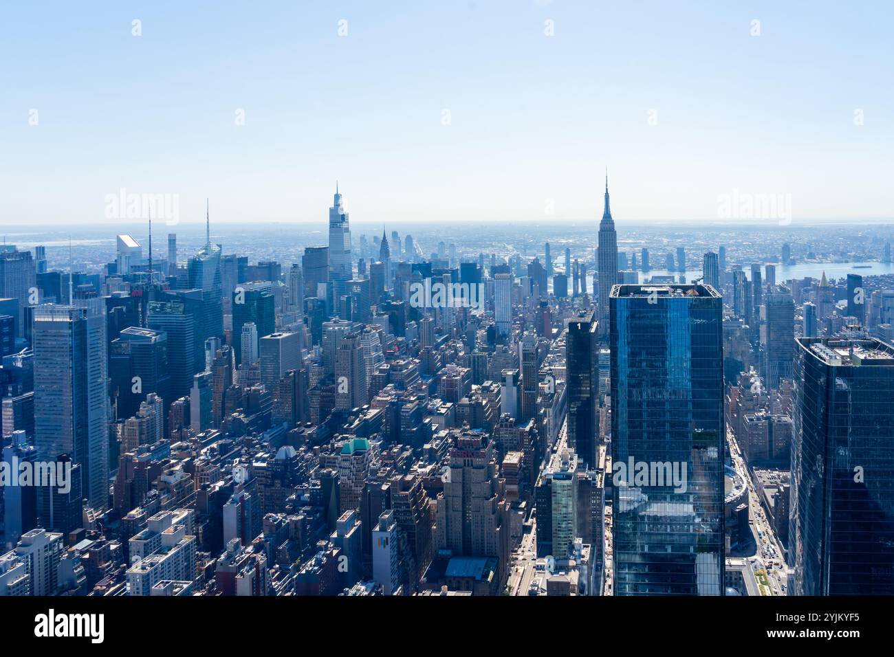 Vista aerea dello skyline di New York City vista dalla cima di un edificio a New York, NY, USA. Foto Stock
