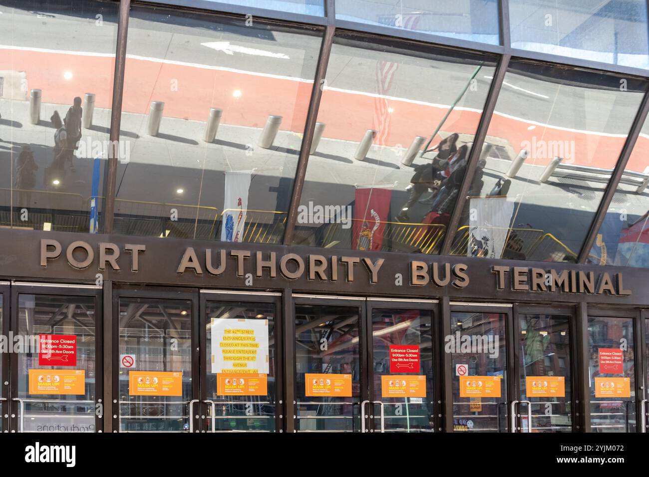 New York, NY, USA - 20 agosto 2022: Uno degli ingressi al terminal degli autobus di Port Authority Midtown a New York City, USA Foto Stock