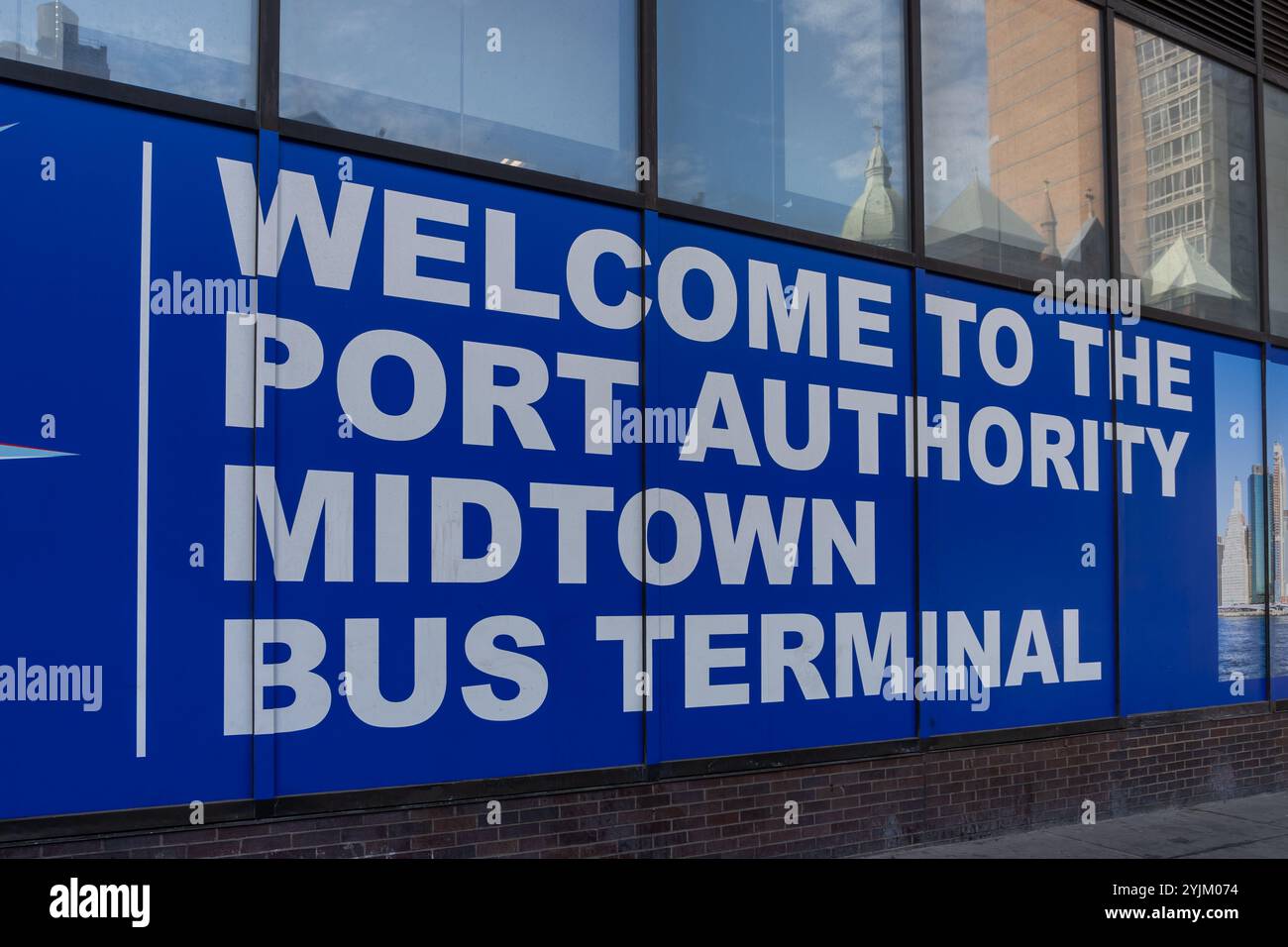 New York, NY, USA - 20 agosto 2022: Un cartello di benvenuto del Terminal degli autobus di Midtown della Port Authority sull'edificio di New York City, USA Foto Stock