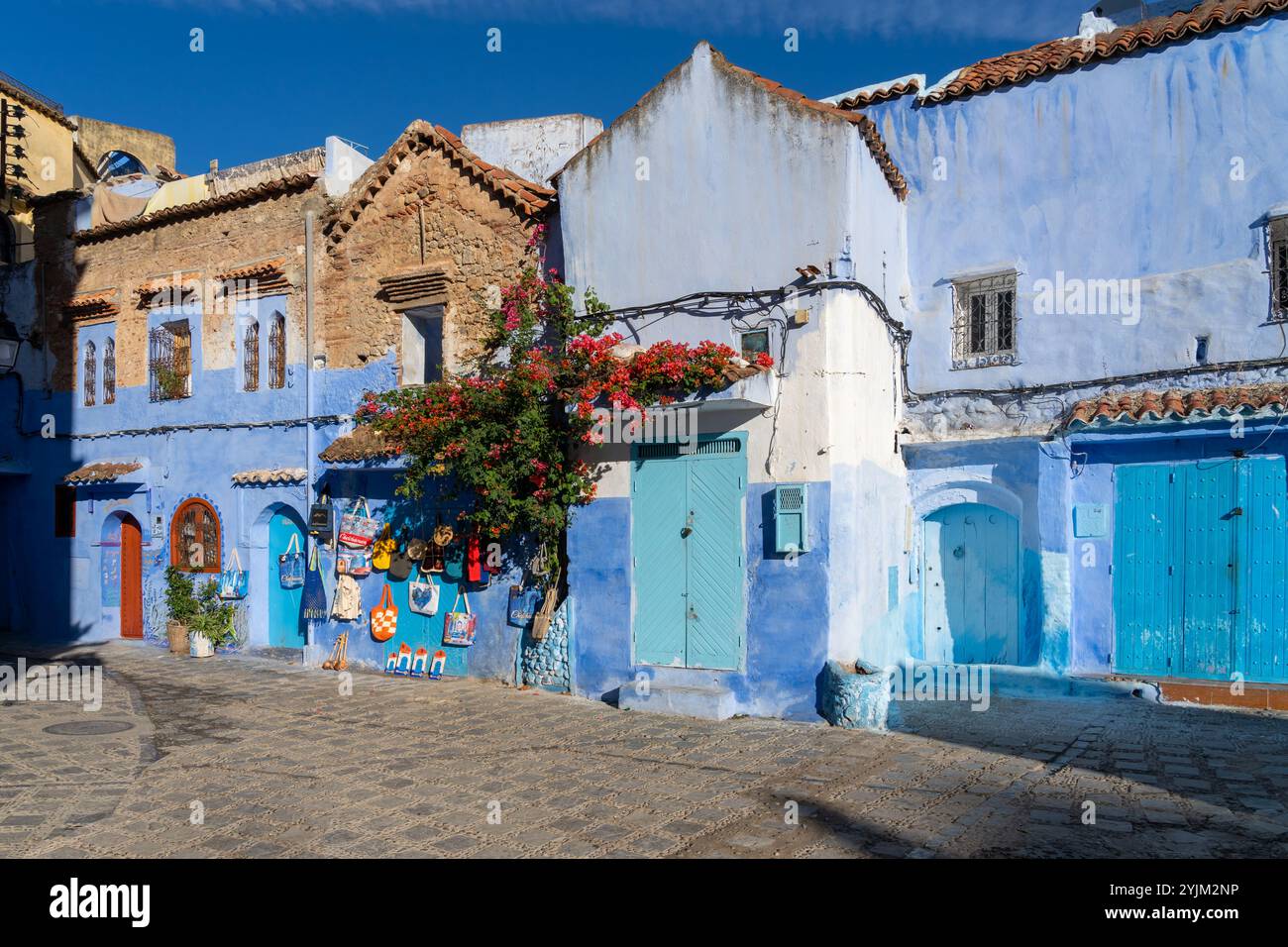 Chefchaouen, Marocco - 23 ottobre 2024: Case e strade di colore blu con souvenir turistici esposti in vendita a Chefchaouen, Marocco. Foto Stock