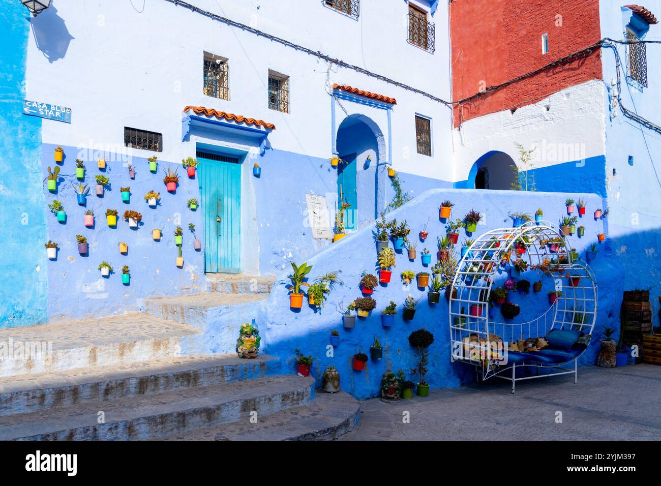 Chefchaouen, Marocco - 23 ottobre 2024: Case e strade di colore blu con souvenir turistici esposti in vendita a Chefchaouen, Marocco. Foto Stock