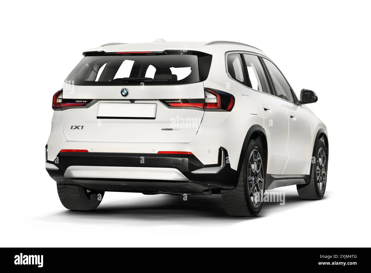 Izmir, Turchia - 11 novembre 2024: Immagine in studio di un SUV elettrico BMW IX1 e-drive bianco perla, che mostra una leggera vista posteriore destra su uno sfondo bianco Foto Stock