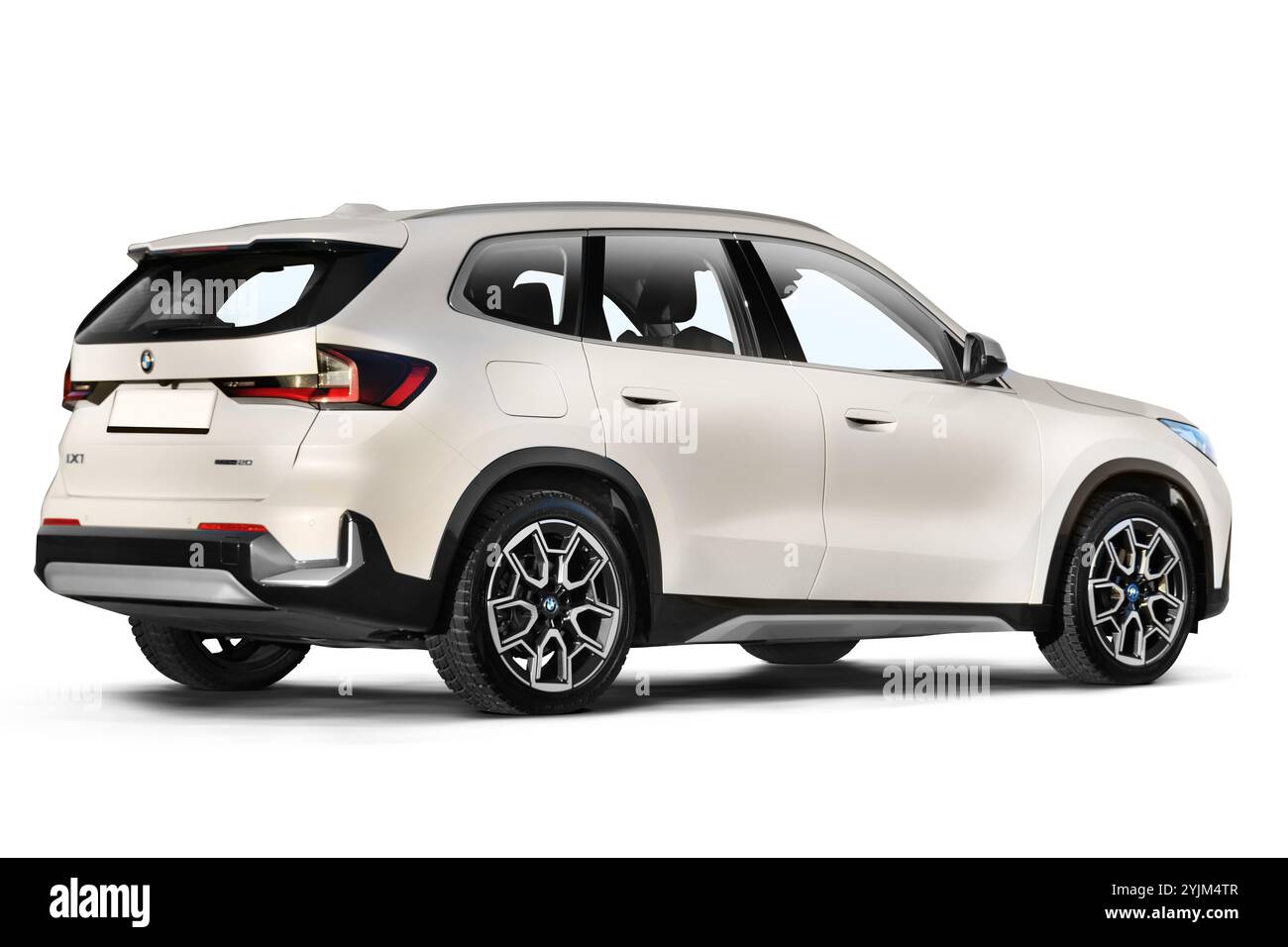 Izmir, Turchia - 11 novembre 2024: Immagine in studio di un SUV elettrico BMW IX1 e-drive bianco perla, che mostra una leggera vista posteriore destra su uno sfondo bianco Foto Stock