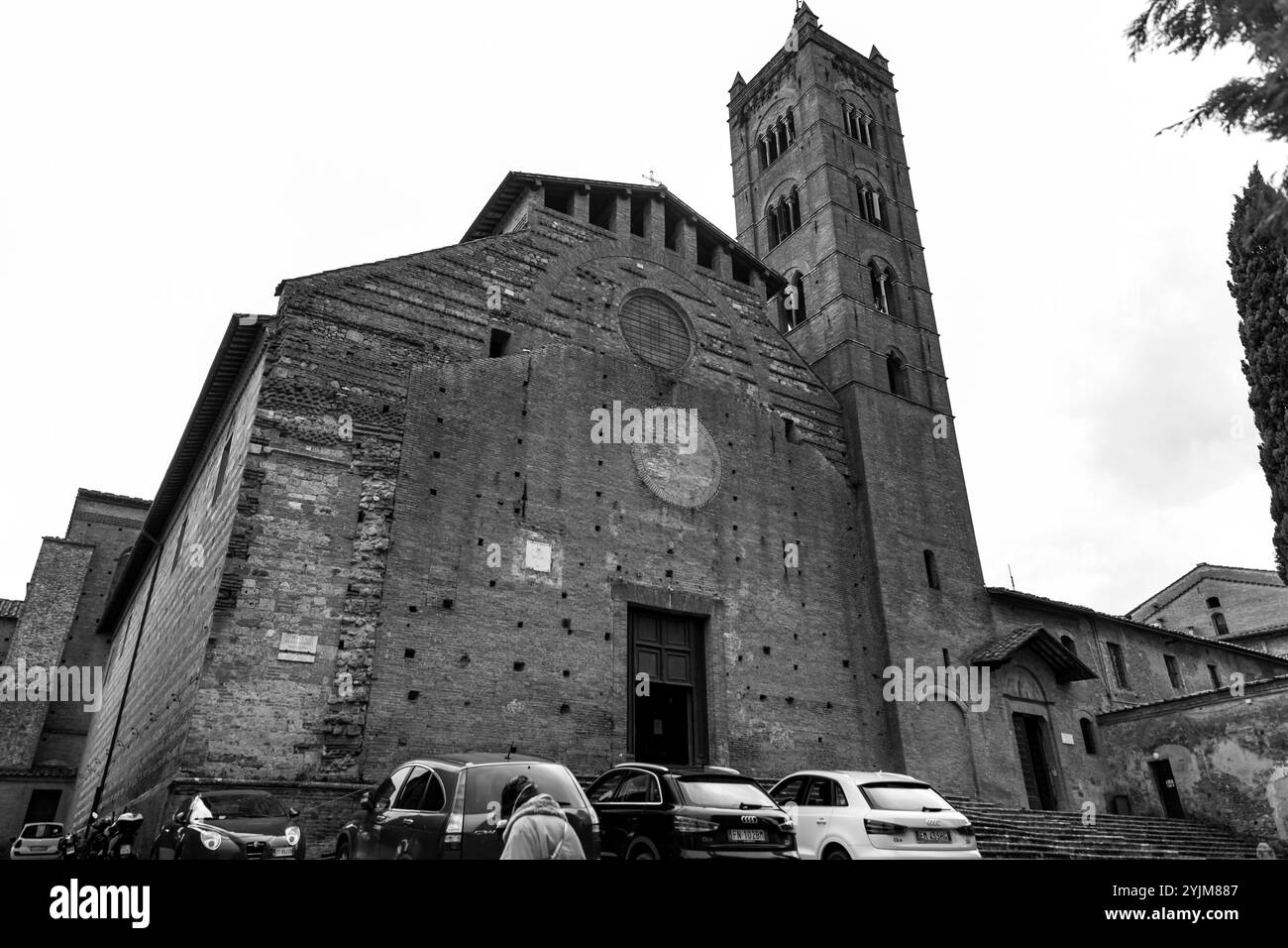 Siena, Italia - Apr 7, 2022: La Chiesa di Santa Maria dei Servi è una chiesa romanica, cattolica romana nel terzo di San Martino nella città o Foto Stock