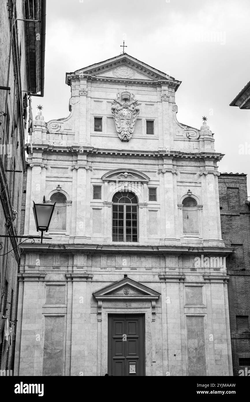 Siena, Italia - Apr 7, 2022: San Raimondo al Refugio è una chiesa cattolica di stile barocco situata nel Terzo di Camollia di Siena, Toscana, Ital Foto Stock