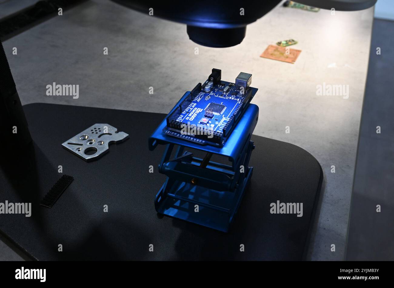 Die electronica ist eine Fachmesse der Elektronikindustrie auf dem Messegelände der Messe München - Riem. Aussteller präsentieren dort Komponenten, Systeme, Anwendungen und Dienstleistungen der Branche. Foto: Messestand, Vision Engineering Ltd. Aus Emmering. Mikroskope, Vergrösserung von IT-Bauteilen bzw computer-Elektronik *** electronica è una fiera per l'industria elettronica presso il centro fieristico di Messe München Riem gli espositori presentano componenti, sistemi, applicazioni e servizi del settore Photo Booth, Vision Engineering Ltd di Emmering Microscopes, Ingransion of IT co Foto Stock