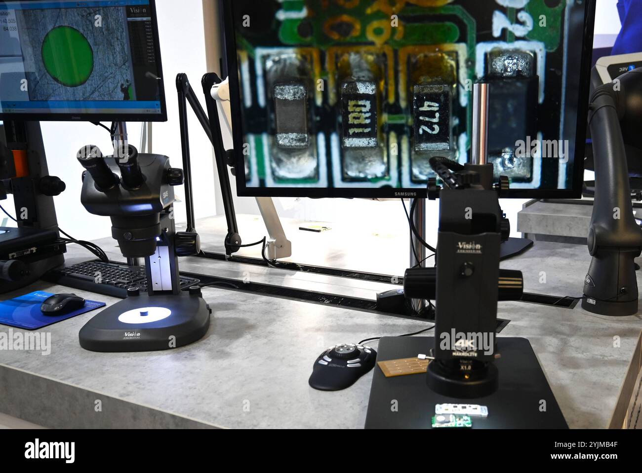 Die electronica ist eine Fachmesse der Elektronikindustrie auf dem Messegelände der Messe München - Riem. Aussteller präsentieren dort Komponenten, Systeme, Anwendungen und Dienstleistungen der Branche. Foto: Messestand, Vision Engineering Ltd. Aus Emmering. Mikroskope, Vergrösserung von IT-Bauteilen bzw Elektronik *** electronica è una fiera per l'industria elettronica presso il centro fieristico di Messe München Riem gli espositori presentano componenti, sistemi, applicazioni e servizi dell'industria Photo Booth, Vision Engineering Ltd di Emmering Microscope, ingrandimento dei componenti IT Foto Stock