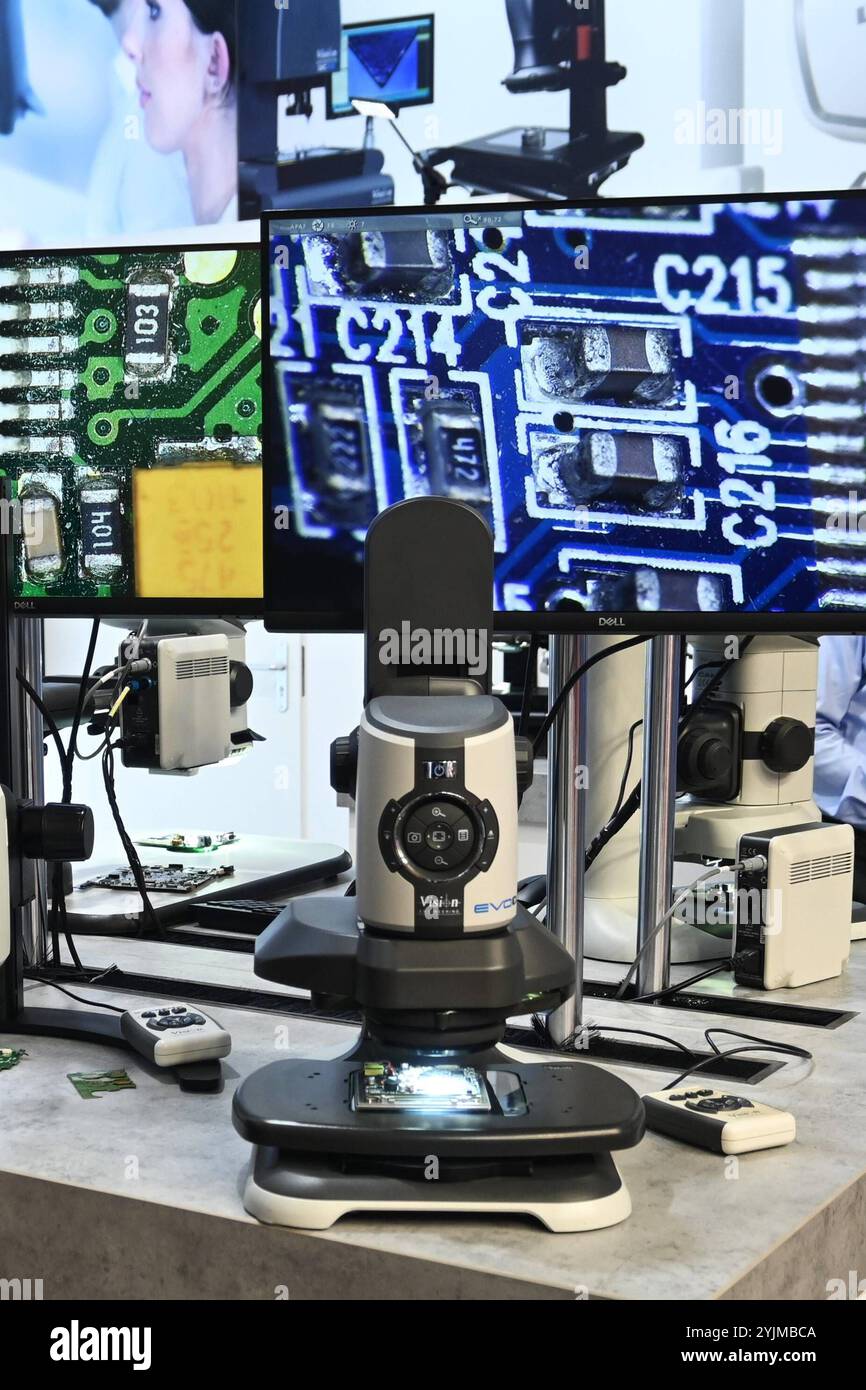 Die electronica ist eine Fachmesse der Elektronikindustrie auf dem Messegelände der Messe München - Riem. Aussteller präsentieren dort Komponenten, Systeme, Anwendungen und Dienstleistungen der Branche. Foto: Messestand, Vision Engineering Ltd. Aus Emmering. Mikroskope, Vergrösserung von IT-Bauteilen bzw computer-Elektronik *** electronica è una fiera per l'industria elettronica presso il centro fieristico di Messe München Riem gli espositori presentano componenti, sistemi, applicazioni e servizi del settore Photo Booth, Vision Engineering Ltd di Emmering Microscopes, Ingransion of IT co Foto Stock