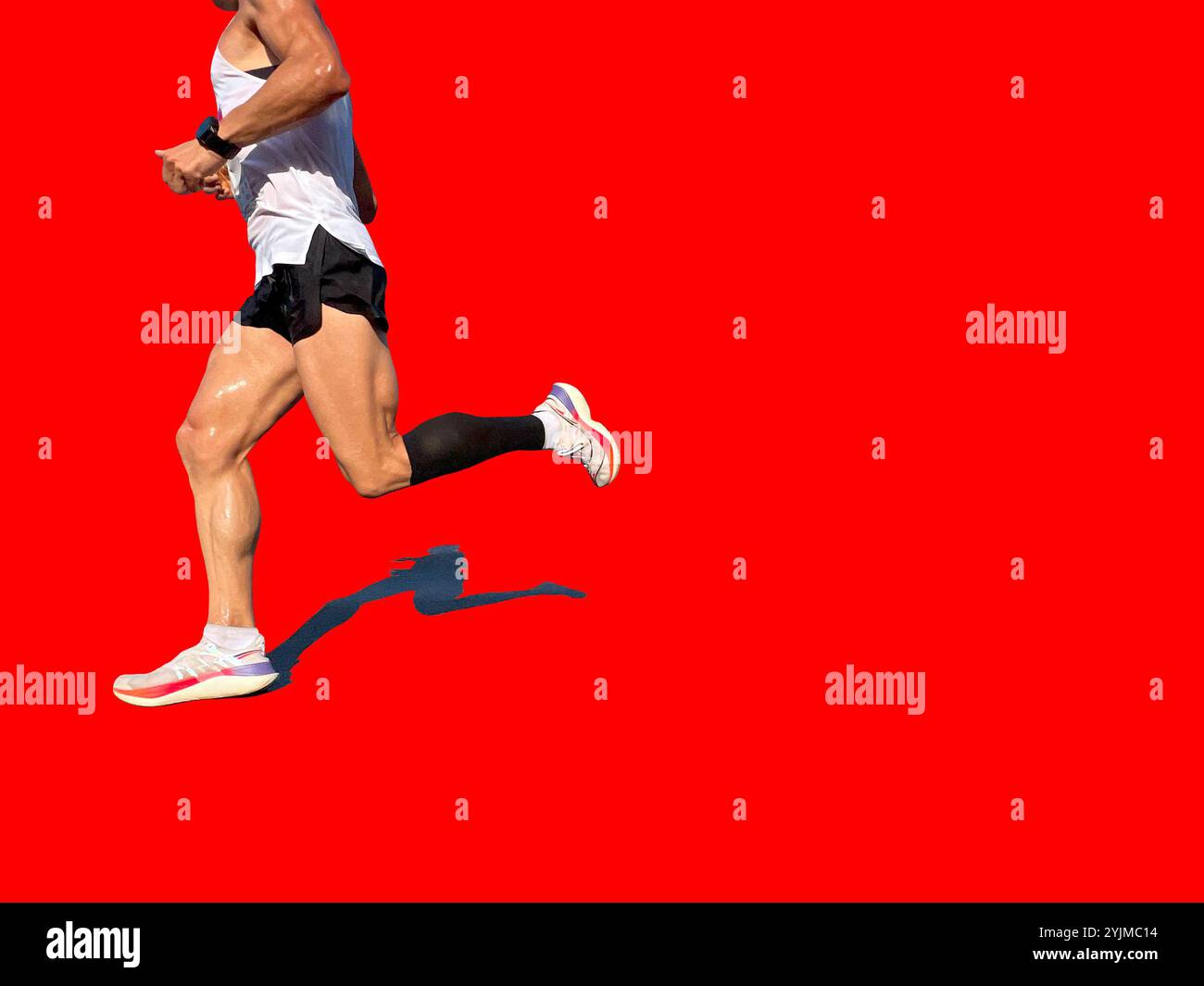 maratona di running maschile isolata su sfondo rosso Foto Stock
