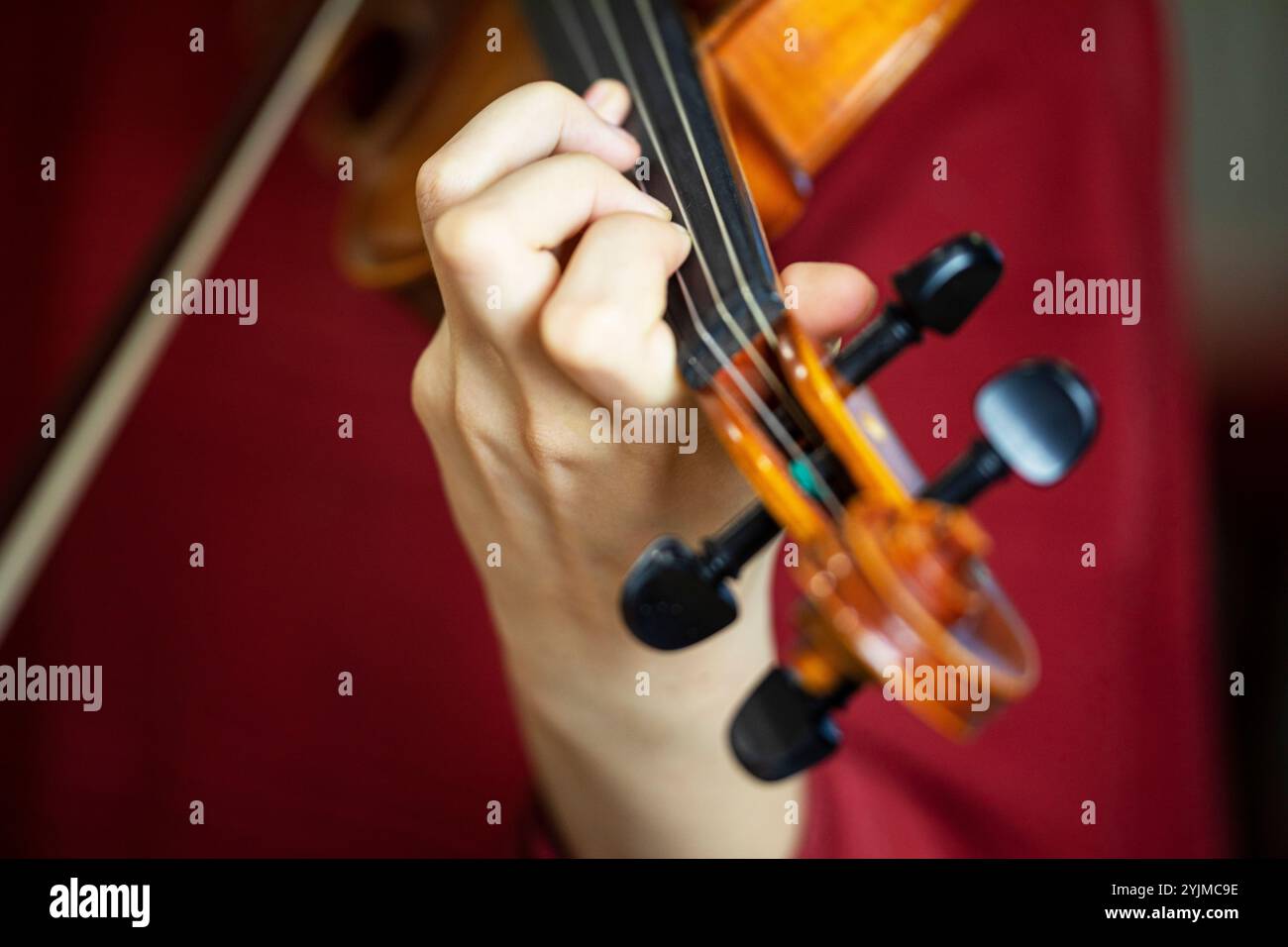 suonate il violino con la mano sinistra. Posizionamento corretto della mano e delle dita su uno strumento musicale Foto Stock