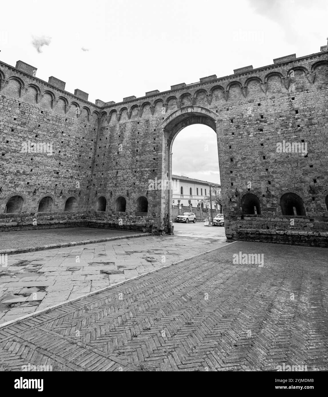 Siena, Italia - Apr 7, 2022: Porta Romana è uno dei portali delle mura medievali di Siena. Si trova in Via Cassia a Siena, nella regione Toscana Foto Stock