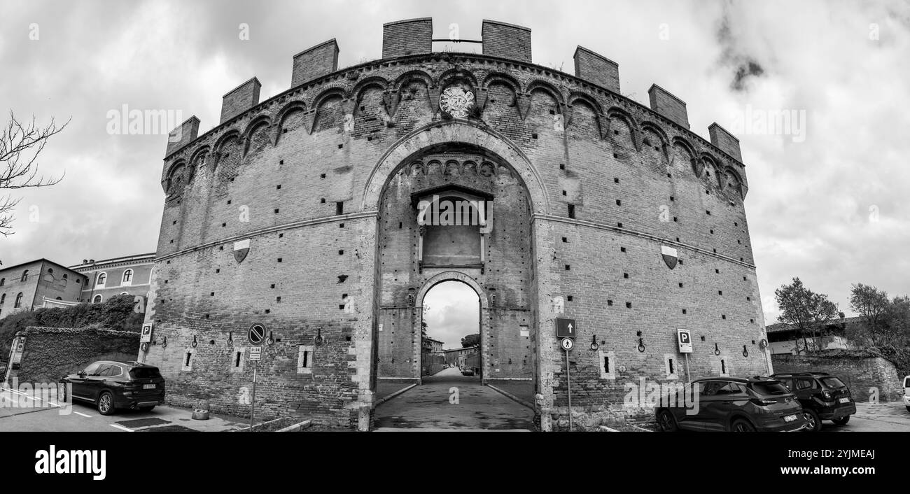 Siena, Italia - Apr 7, 2022: Porta Romana è uno dei portali delle mura medievali di Siena. Si trova in Via Cassia a Siena, nella regione Toscana Foto Stock