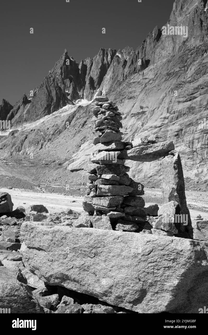 Il torrente glaciale sul ghiacciaio Mer de Glace con le torri di Aigulles sullo sfondo. Foto Stock