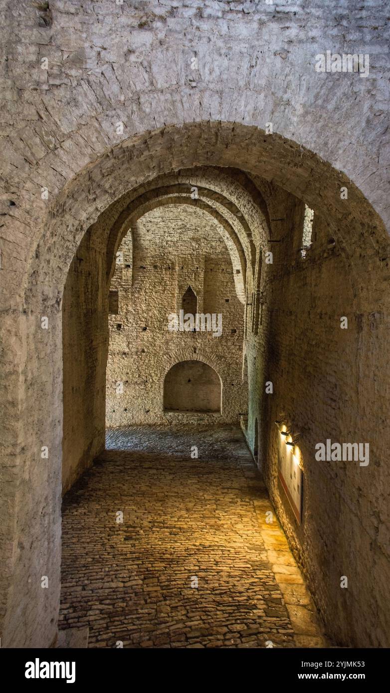 La grande Galleria nel Castello di Gjirokaster, patrimonio dell'umanità dell'UNESCO, nel sud dell'Albania. Lungo corridoio a volte all'inizio del XIX secolo con arcate in pietra Foto Stock