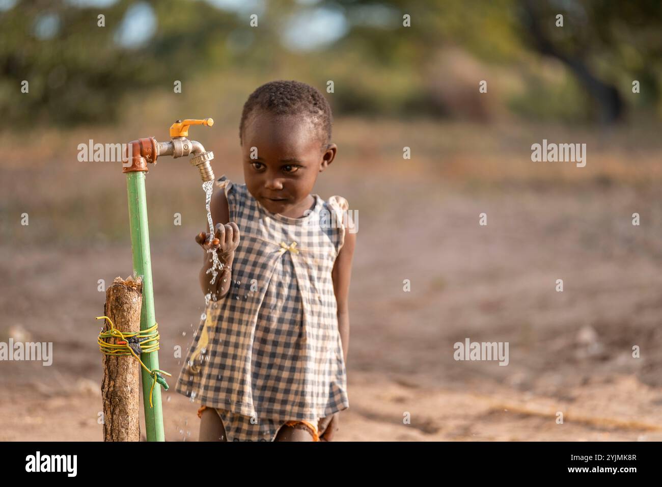 Mali,Kenya - Agust 19 2021:un villaggio in africa, il ragazzino beve acqua da un pozzo o fontana. Foto Stock