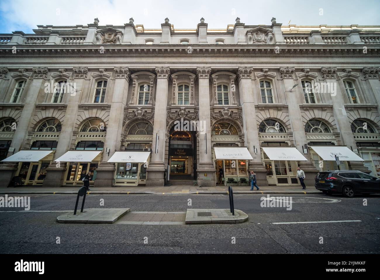 LONDRA - 14 NOVEMBRE 2024: La Royal Exchange Bank in Threadneedle Street fuori dalla Bank Station. Edificio storico di grado 1. Foto Stock
