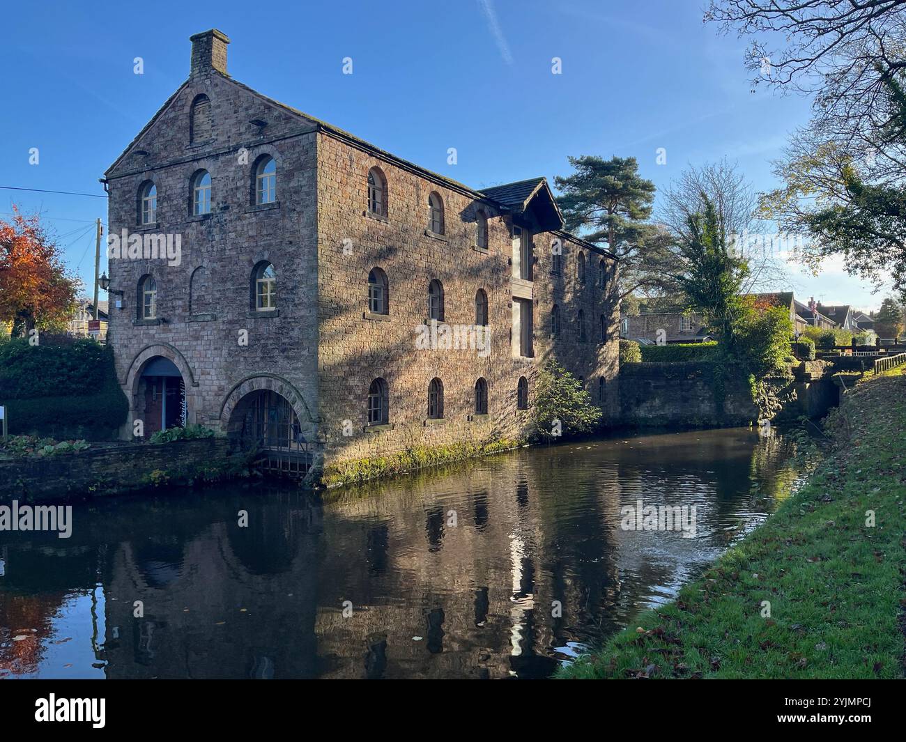 Marple è una piccola città all'interno del Metropolitan Borough di Stockport, nella Greater Manchester, Inghilterra. Si trova sul fiume Goyt 9 miglia a sud-est di ma - Immagine stock catturata con smartphone
