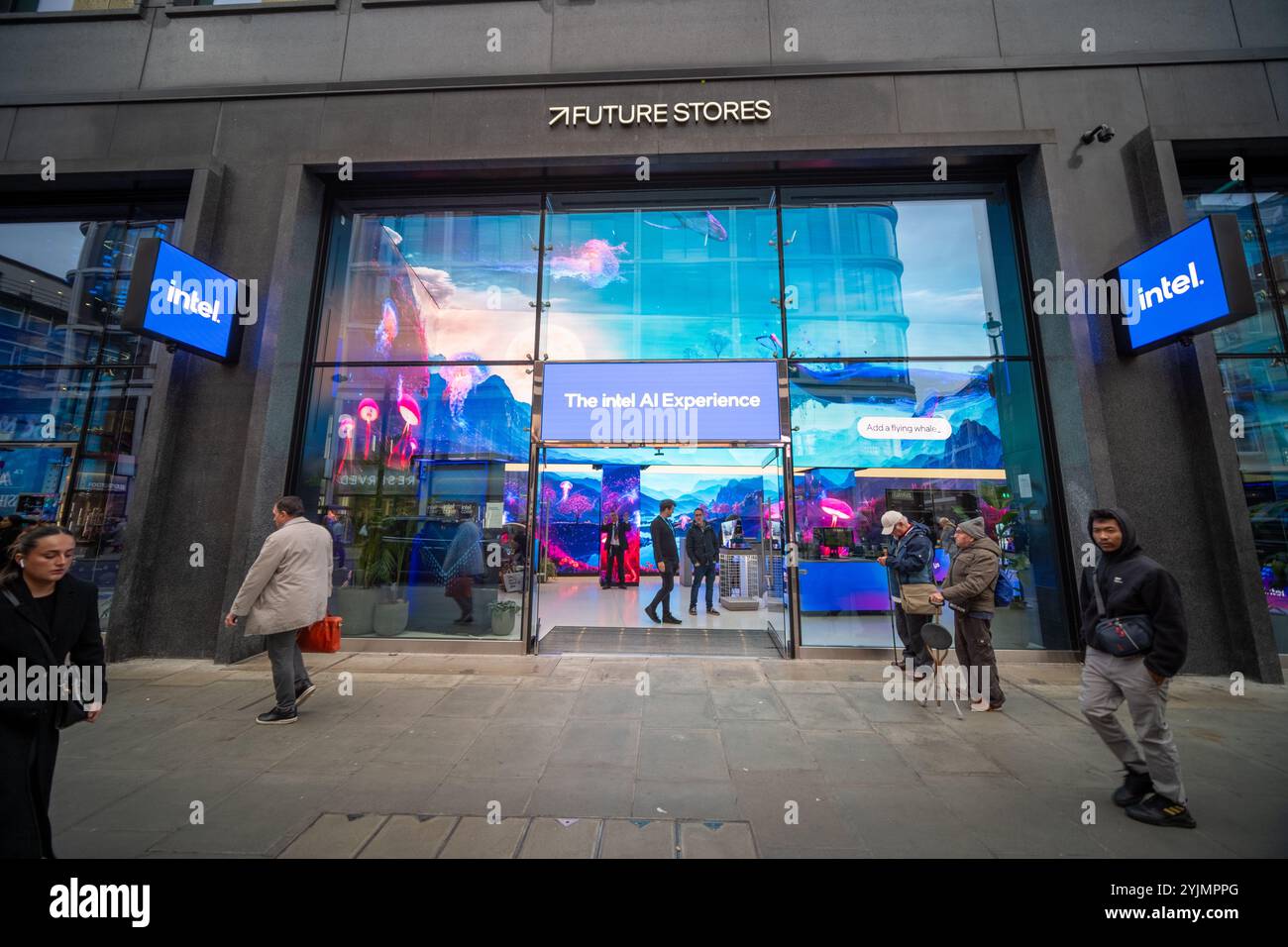 LONDRA - 14 NOVEMBRE 2024: Intel ai Experience Store a Oxford Street. Foto Stock