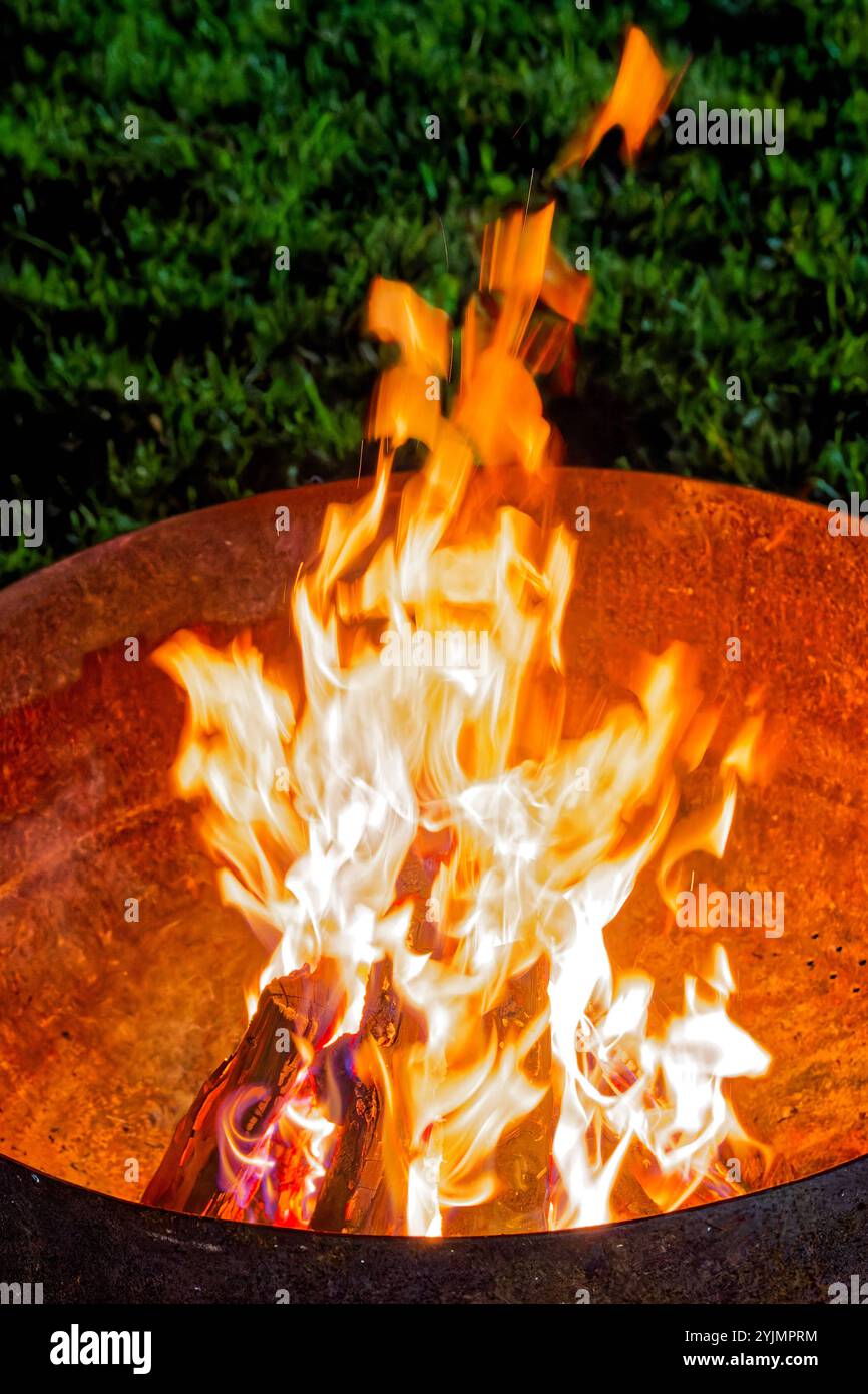 Feuer. DAS brennende Holz liefert in der Feuerschale eine angenehme Wärme. Traunstein Bayern Deutschland **** fuoco la legna in fiamme fornisce un piacevole calore nella ciotola del fuoco Traunstein Baviera Germania Copyright: XRolfxPossx Foto Stock