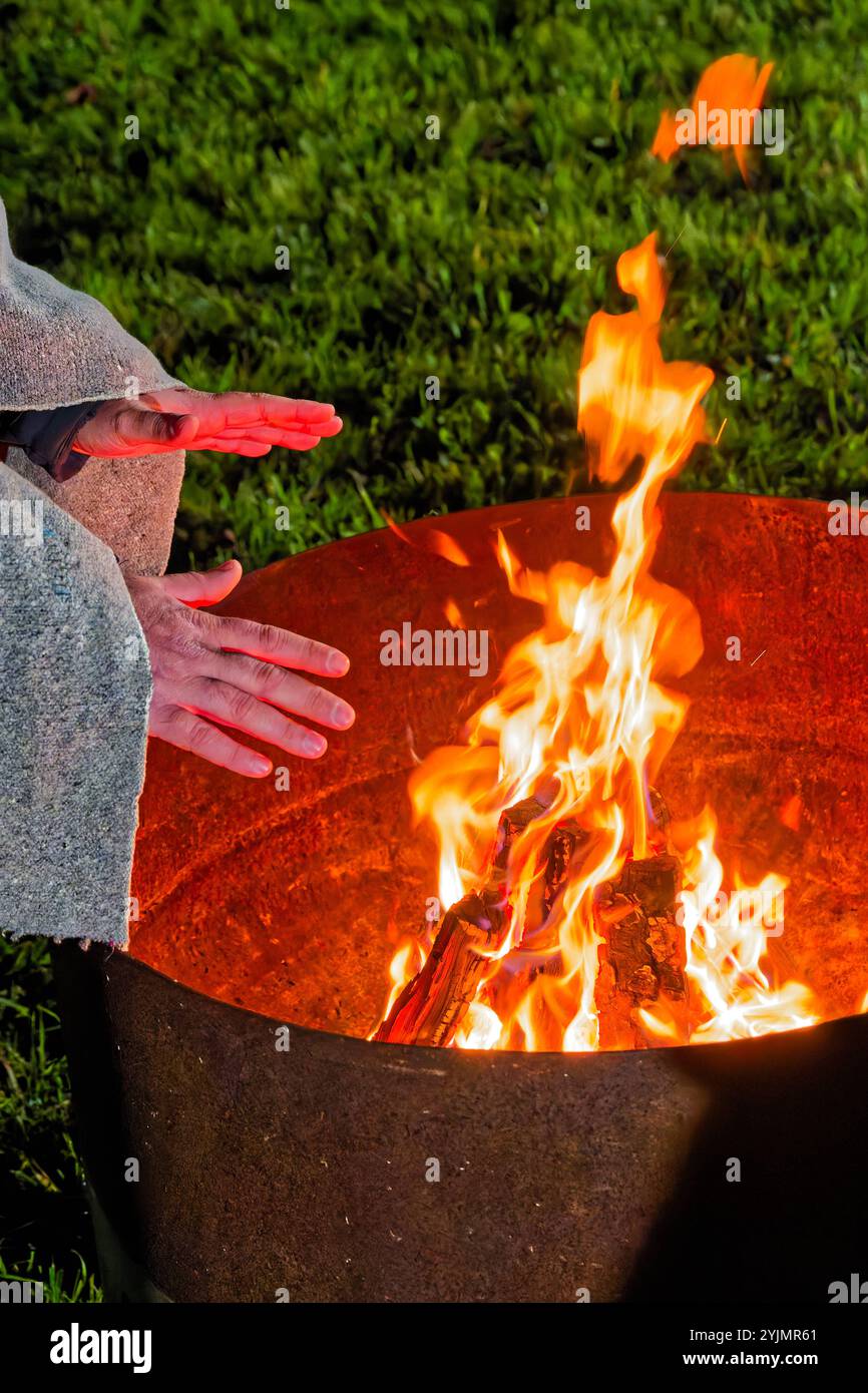 Feuer. DAS brennende Holz liefert in der Feuerschale eine angenehme Wärme. Traunstein Bayern Deutschland **** fuoco la legna in fiamme fornisce un piacevole calore nella ciotola del fuoco Traunstein Baviera Germania Copyright: XRolfxPossx Foto Stock