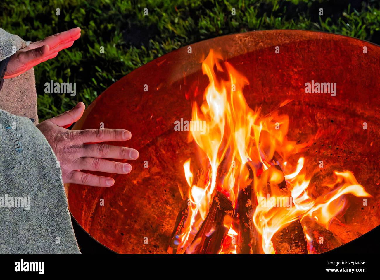 Feuer. DAS brennende Holz liefert in der Feuerschale eine angenehme Wärme. Traunstein Bayern Deutschland **** fuoco la legna in fiamme fornisce un piacevole calore nella ciotola del fuoco Traunstein Baviera Germania Copyright: XRolfxPossx Foto Stock