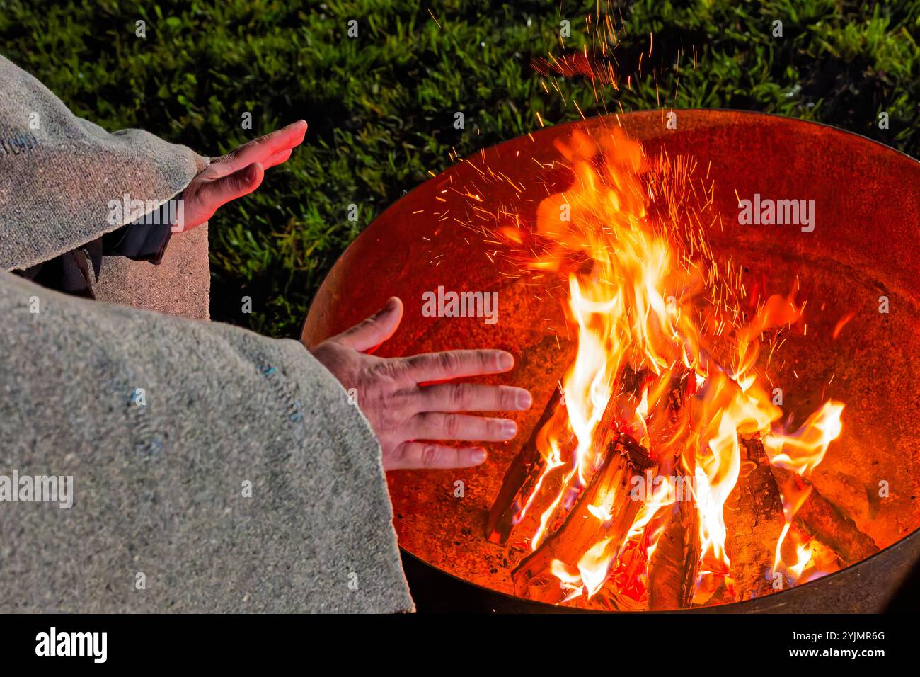 Feuer. DAS brennende Holz liefert in der Feuerschale eine angenehme Wärme. Traunstein Bayern Deutschland **** fuoco la legna in fiamme fornisce un piacevole calore nella ciotola del fuoco Traunstein Baviera Germania Copyright: XRolfxPossx Foto Stock