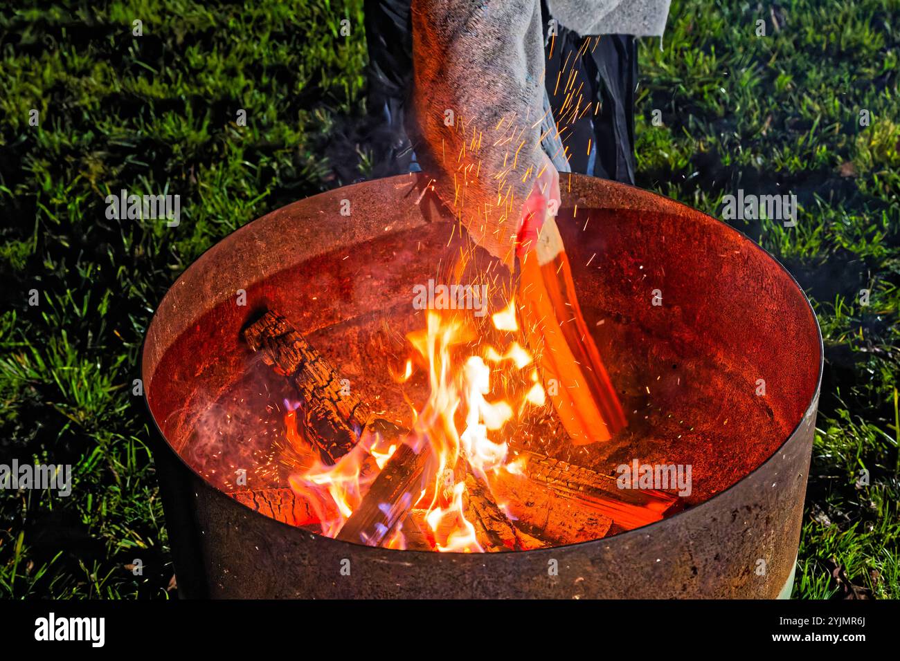 Feuer. DAS brennende Holz liefert in der Feuerschale eine angenehme Wärme. Traunstein Bayern Deutschland **** fuoco la legna in fiamme fornisce un piacevole calore nella ciotola del fuoco Traunstein Baviera Germania Copyright: XRolfxPossx Foto Stock