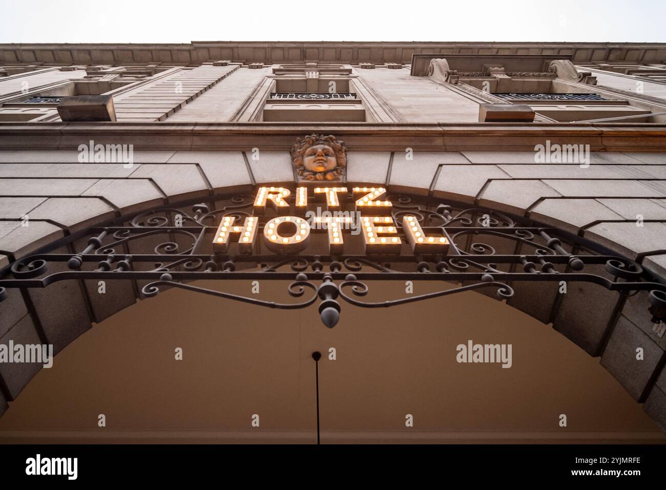LONDRA - 14 NOVEMBRE 2024: Hotel di lusso Ritz London a 5 stelle con iconico movimento dei taxi neri di Londra offuscato di fronte all'ingresso principale. Foto Stock
