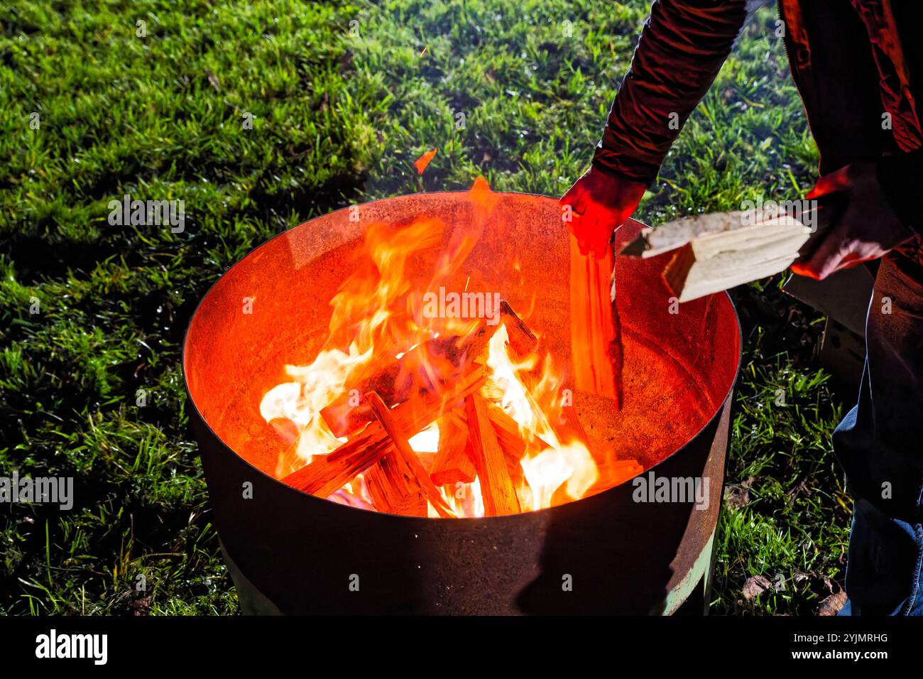 Feuer. DAS brennende Holz liefert in der Feuerschale eine angenehme Wärme. Traunstein Bayern Deutschland **** fuoco la legna in fiamme fornisce un piacevole calore nella ciotola del fuoco Traunstein Baviera Germania Copyright: XRolfxPossx Foto Stock