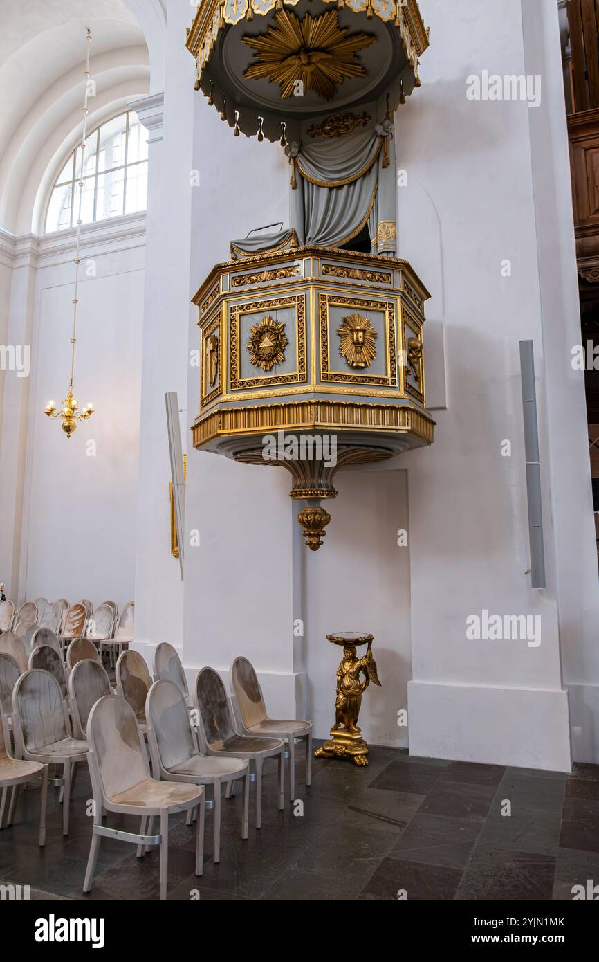 Vista interna verso il pulpito di Fredrikskyrkan (chiesa di Fredericks) a Stortorget a Karlskrona, Blekinge, Svezia. Foto Stock
