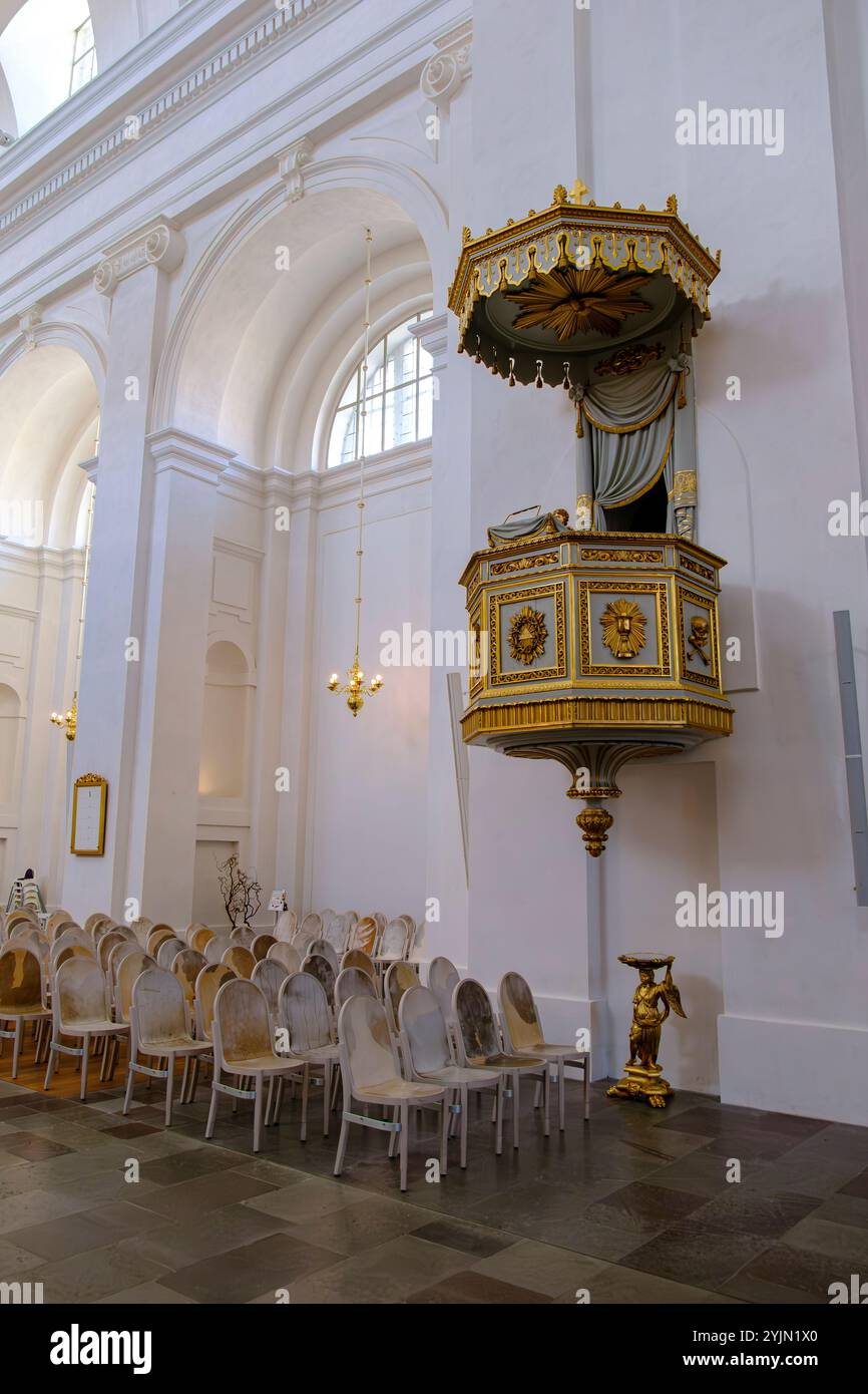 Vista interna verso il pulpito di Fredrikskyrkan (chiesa di Fredericks) a Stortorget a Karlskrona, Blekinge, Svezia. Foto Stock