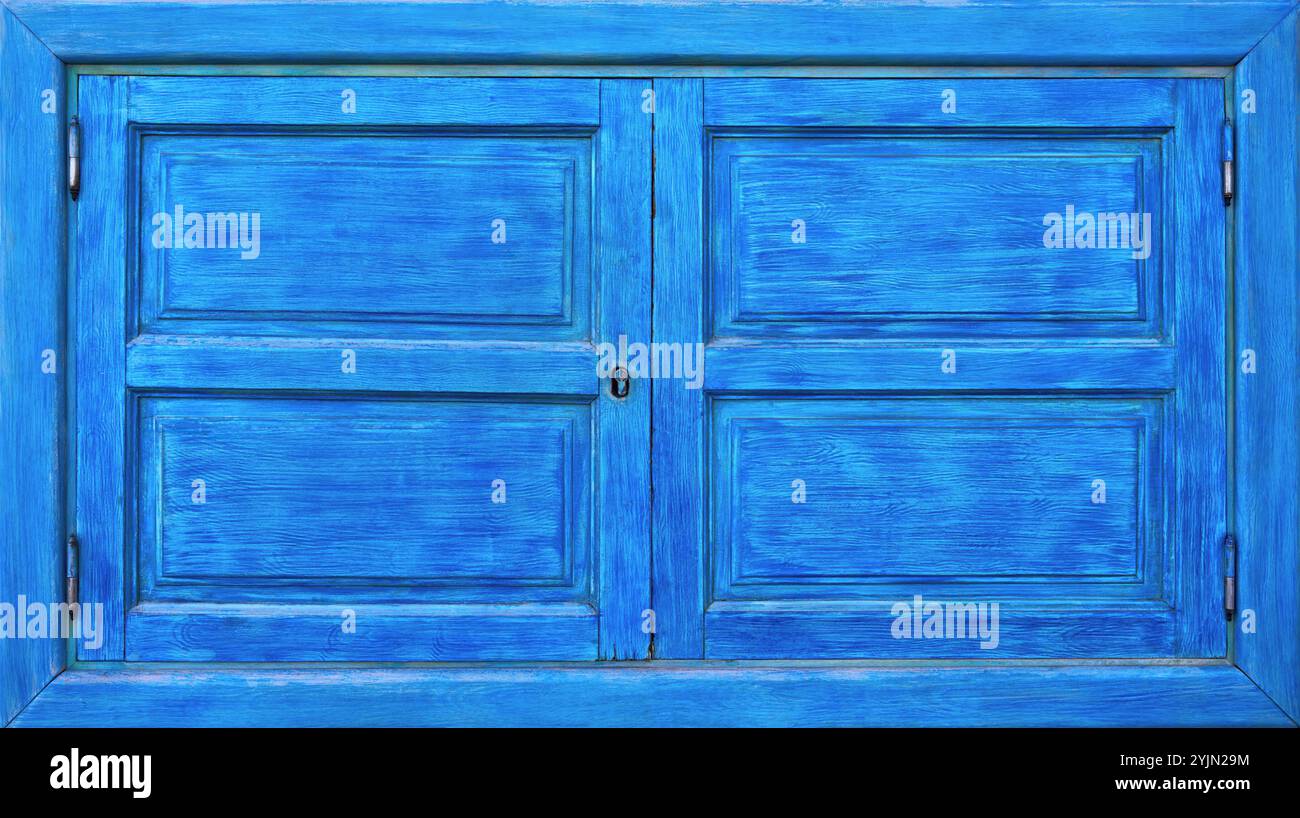 Vecchia tapparella blu chiusa in legno con due ali Foto Stock Vecchia tapparella blu chiusa in legno con due ali Foto Stock
