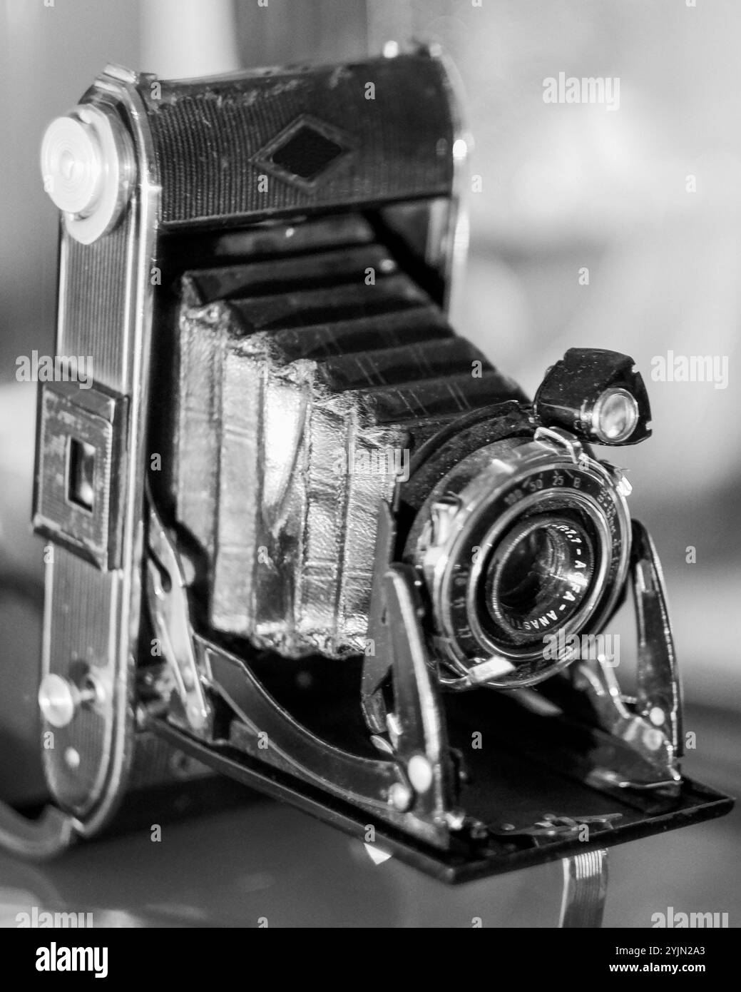 Una vecchia macchina fotografica d'epoca su un tavolo con sfondo sfocato. Attrezzatura da fotocamera d'epoca. Videocamera a soffietto. Foto Stock