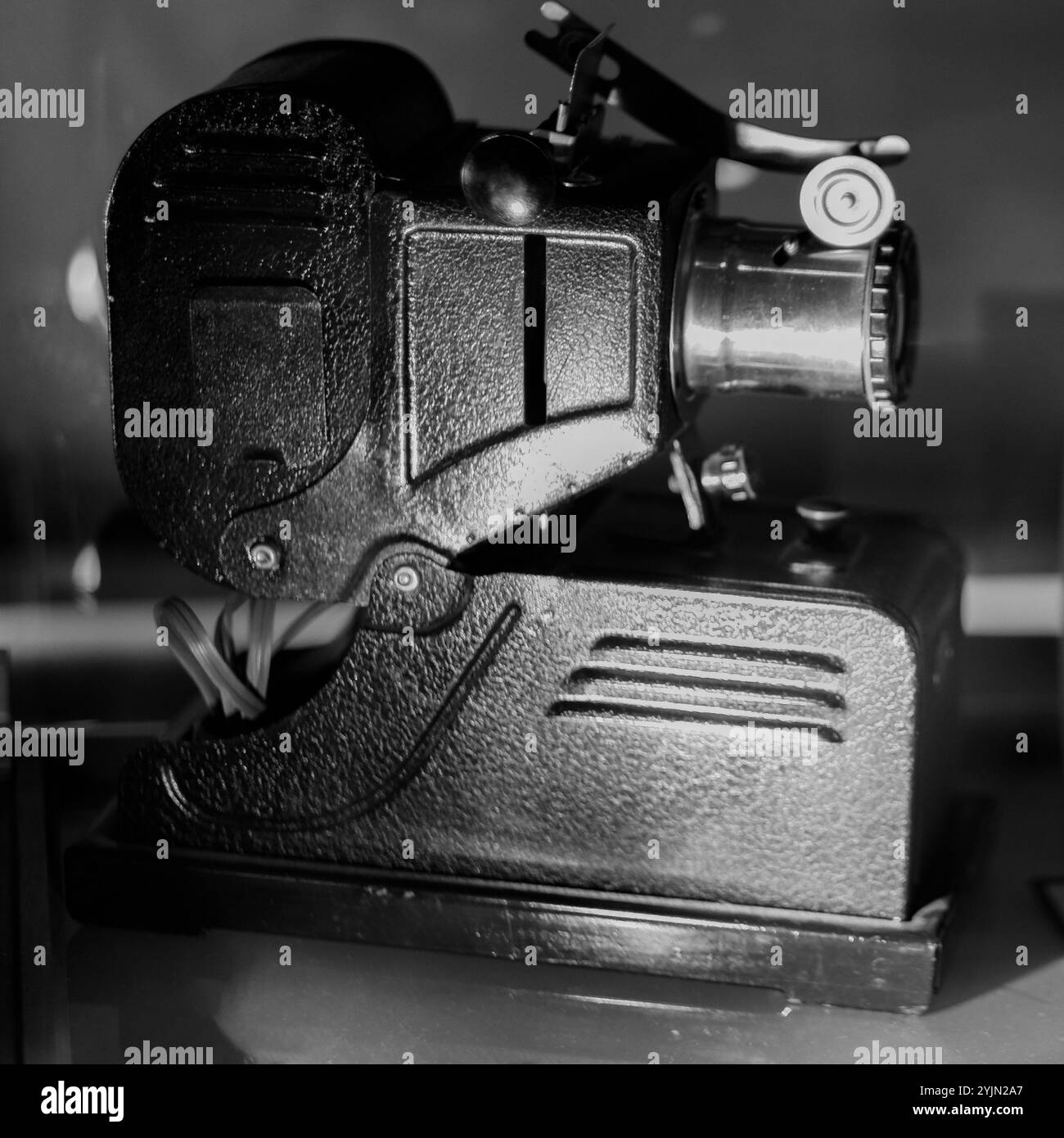 Vecchia lanterna di luce vintage per mostrare film, vecchi film e presentazioni. Attrezzatura per la proiezione di film d'epoca. Foto Stock