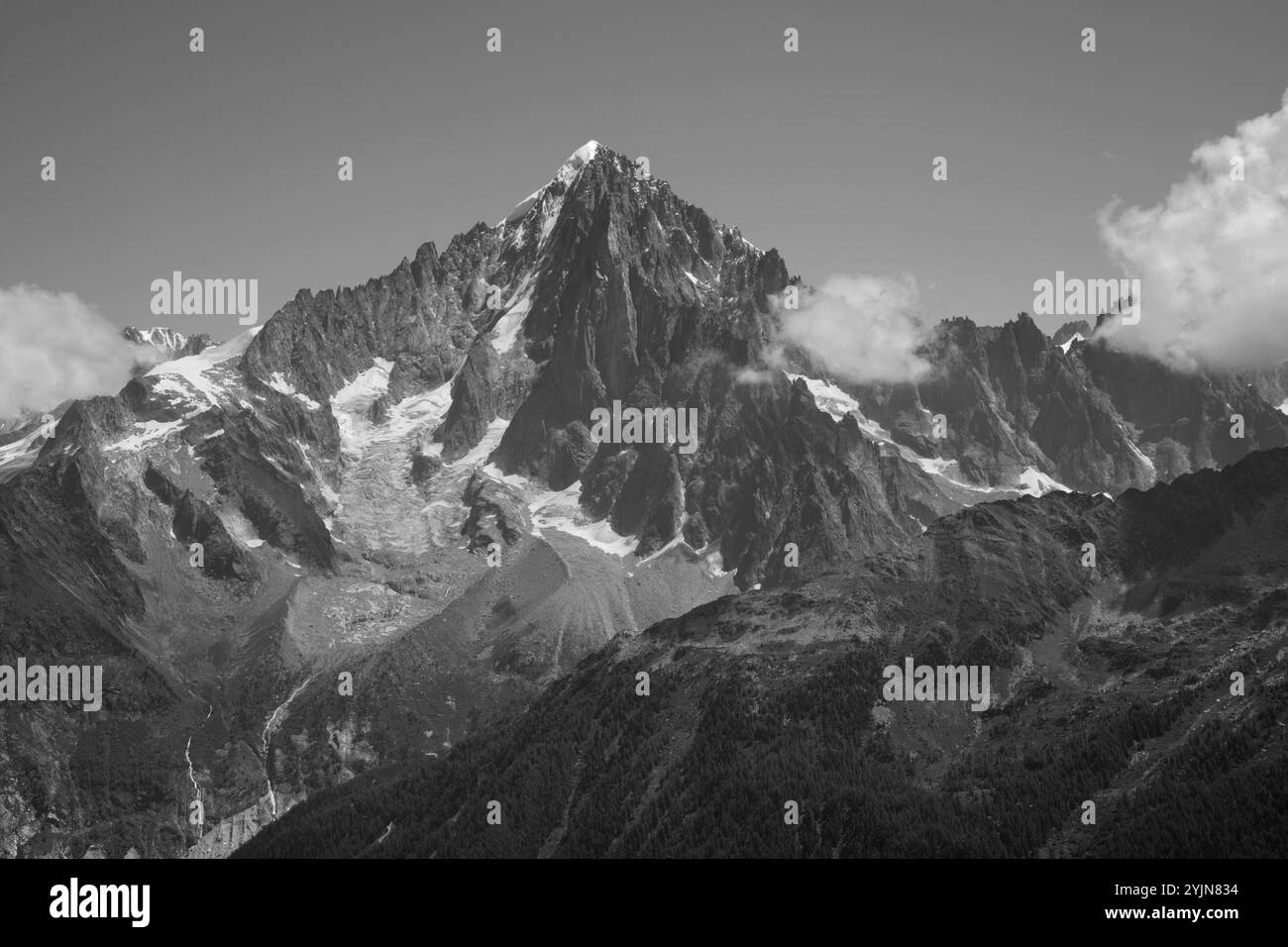 Il di Aiguilles Verte e Petit Dru cime nelle nuvole - Chamonix. Foto Stock