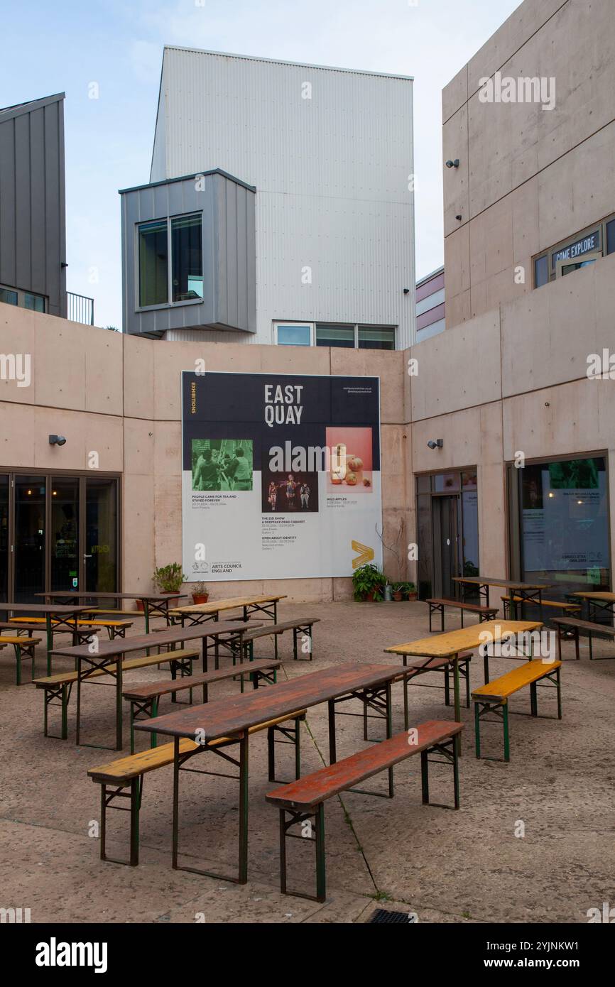 East Quay, Watchet concettualizzato da Invisible Studio e portato in vita da Ellis Williams Architects. La forza trainante era Onion Collection Foto Stock