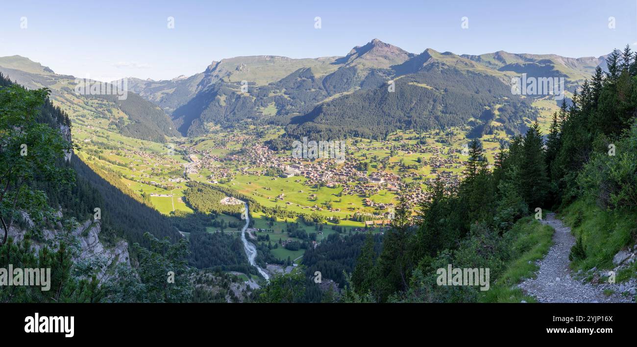 Lo sguardo a Grindelwald dal tour allo chalet Berghaus Baregg - Svizzera Foto Stock