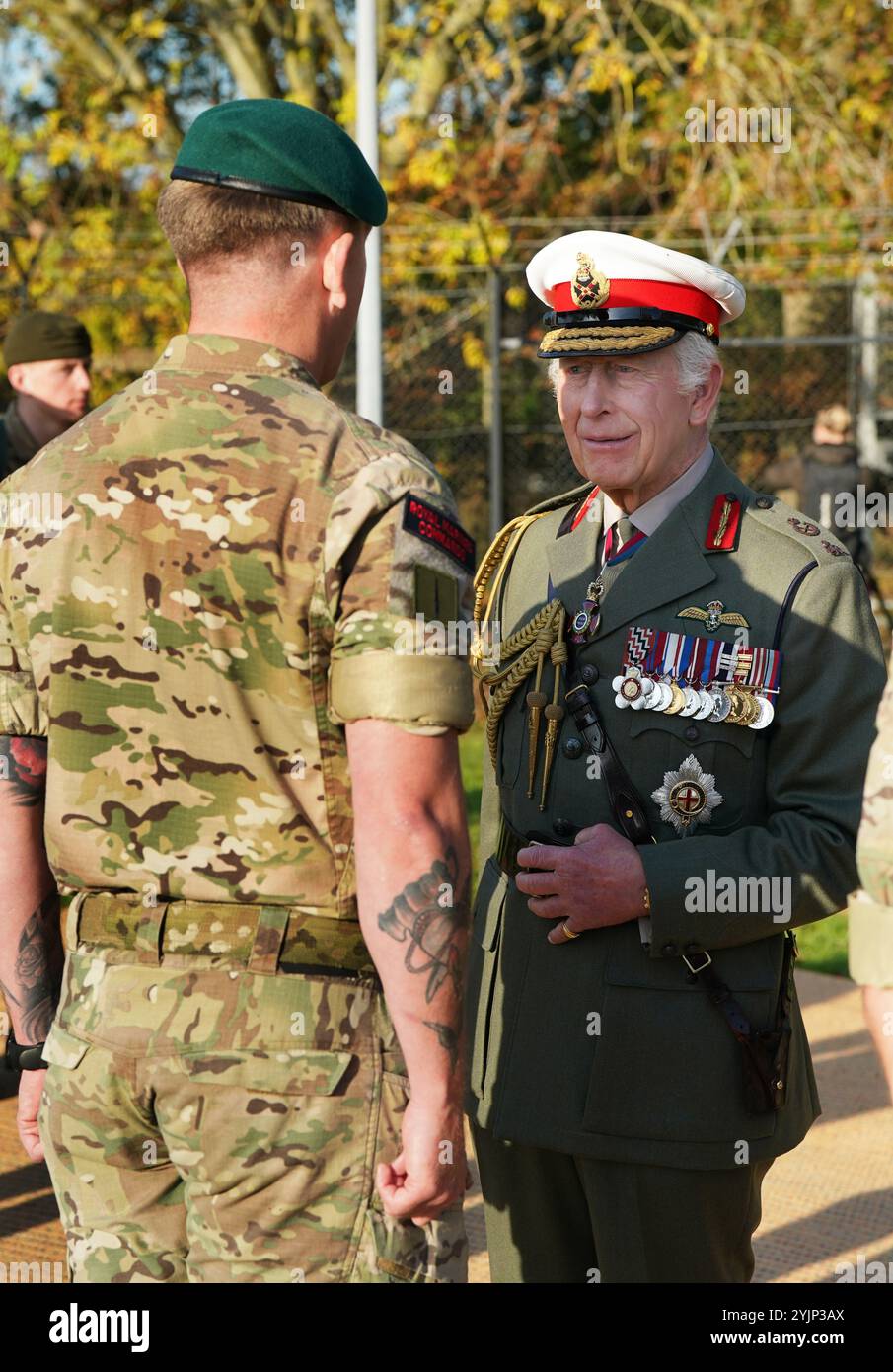 Re Carlo III, in qualità di capitano generale dei Royal Marines, durante una visita al Commando Training Centre Royal Marines (CTCRM) a Lympstone, Exmouth incontra allievi, istruttori, le loro famiglie e veterani del corpo. Data foto: Venerdì 15 novembre 2024. Foto Stock