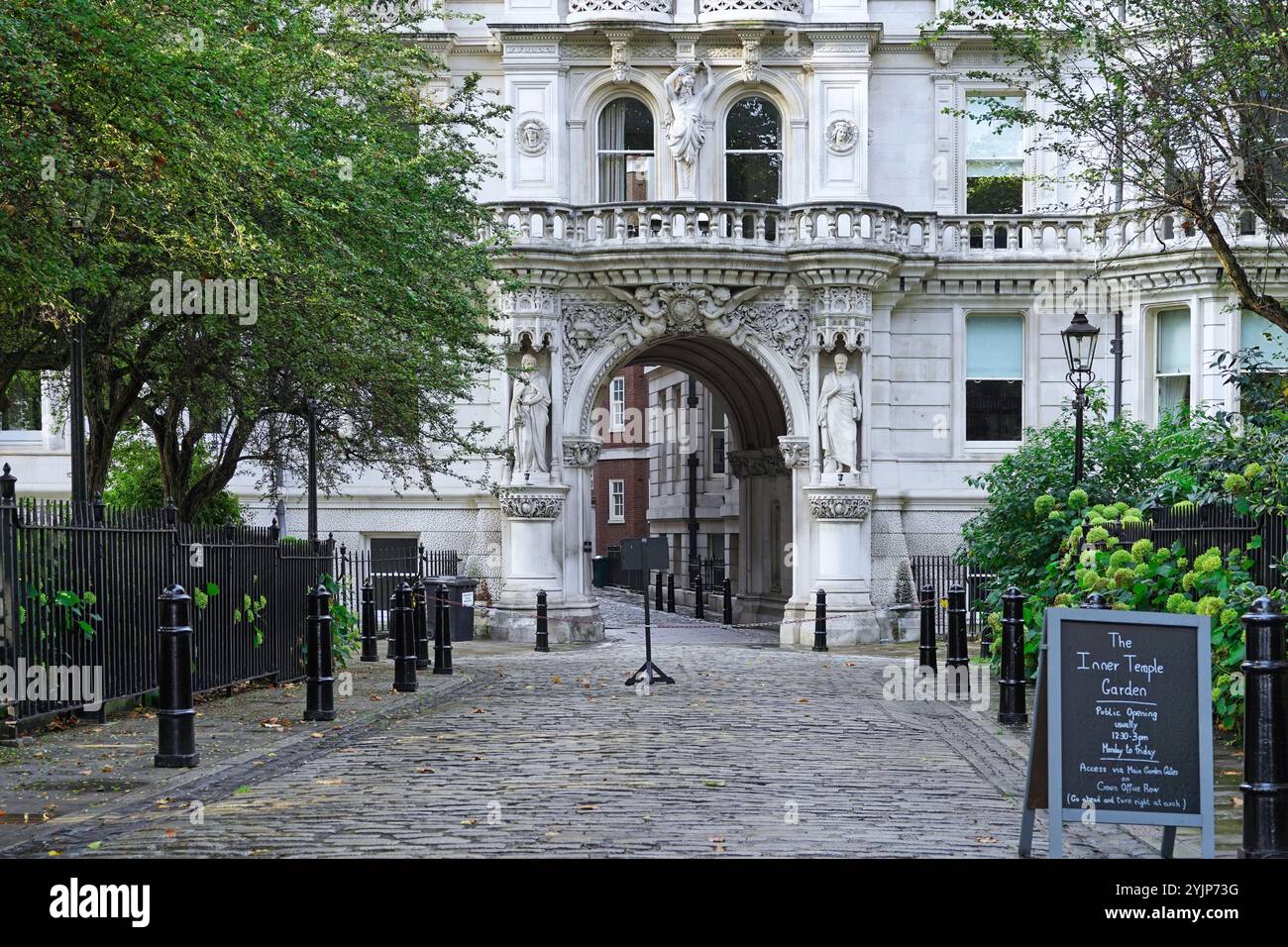 Ingresso all'Inner Temple, uno dei gruppi storici di uffici legali a Londra Foto Stock