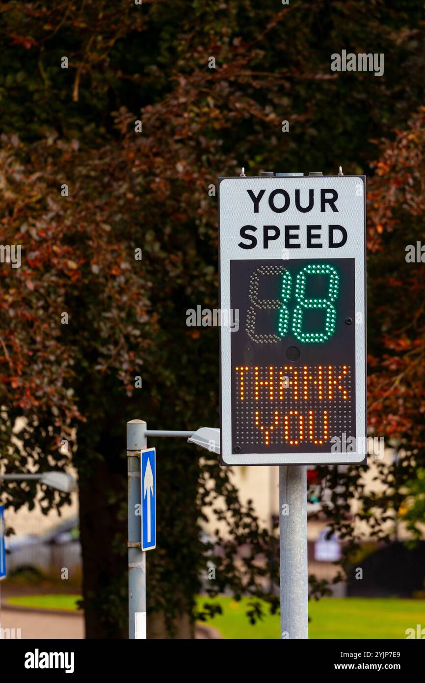 Il tuo segnale di velocità, indicatore radar di riconoscimento della velocità che mostra 18 mph e ti ringrazia. Foto Stock