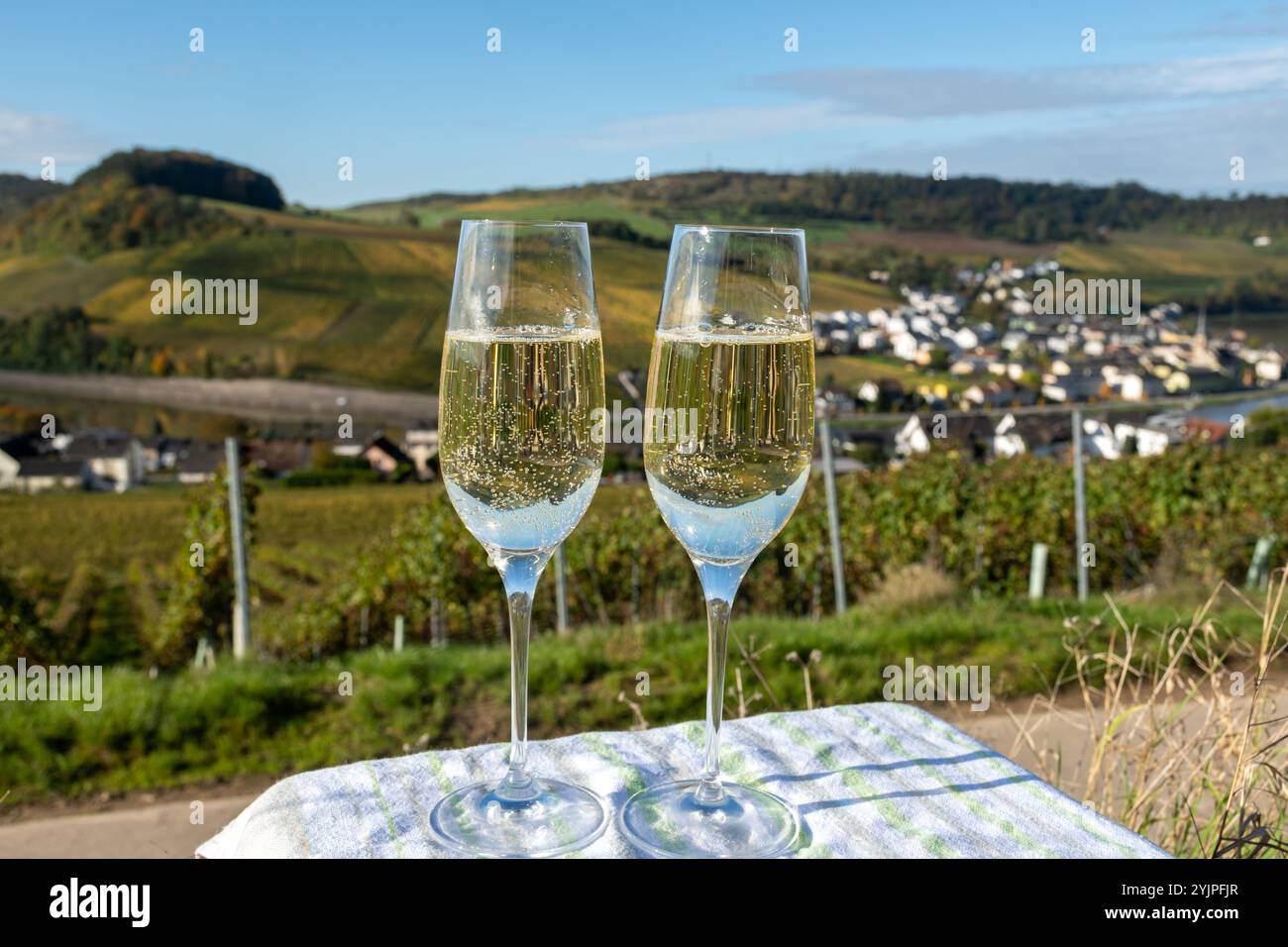 Degustazione di vino bianco frizzante, metodo tradizionale di produzione del cremanto in grotte sulla valle della Mosella in Lussemburgo, bicchieri di vino e vi Foto Stock