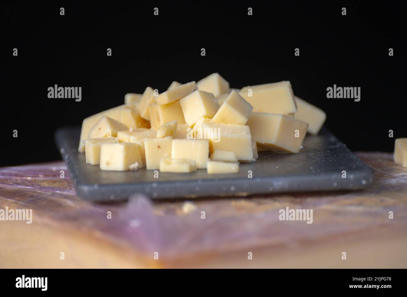 Degustazione di diversi formaggi a pasta dura in un negozio di formaggi italiano, degustazione di cubetti a bordo Foto Stock