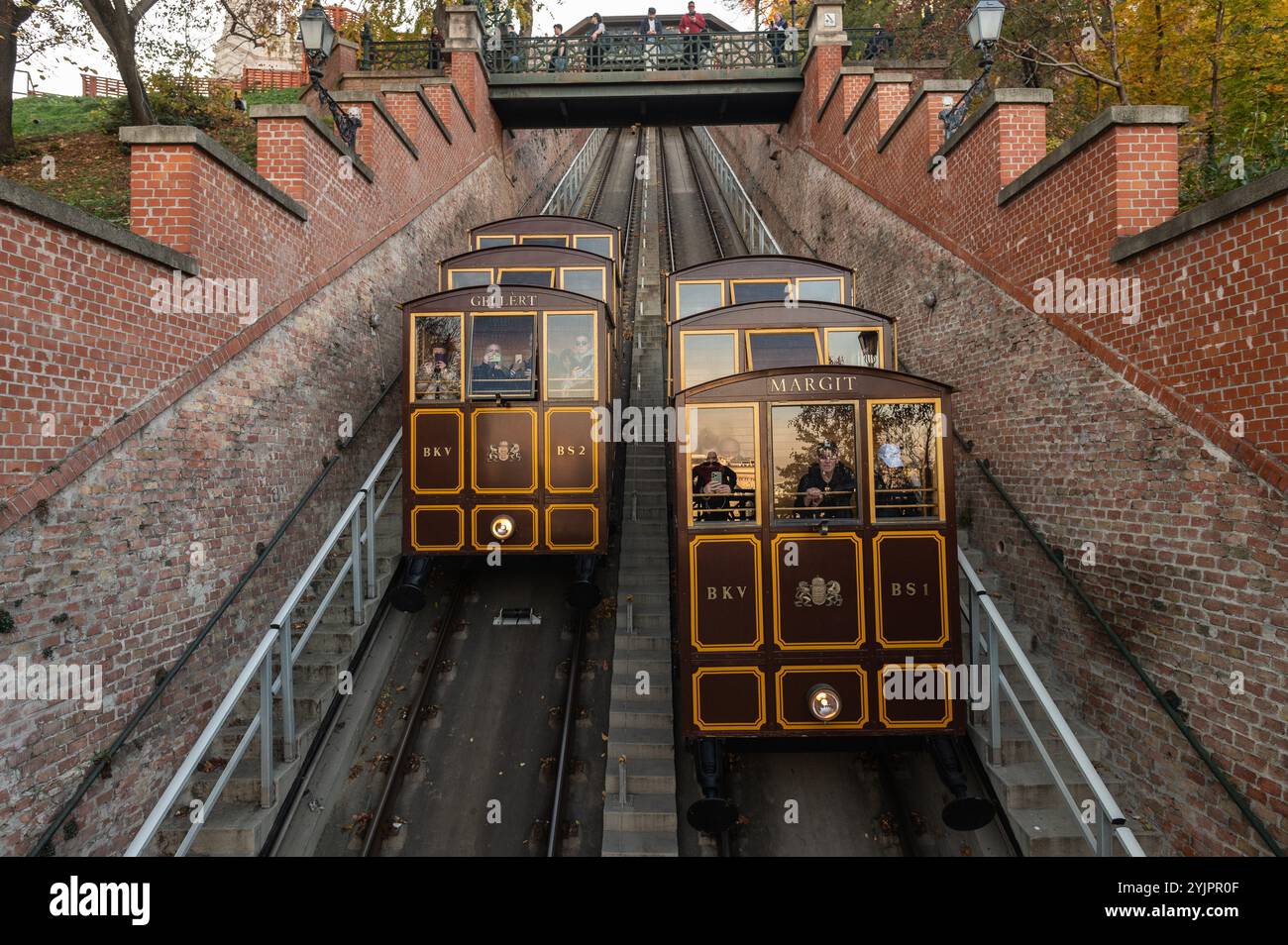 Turisti nella funicolare del Castello di Buda. Foto Stock