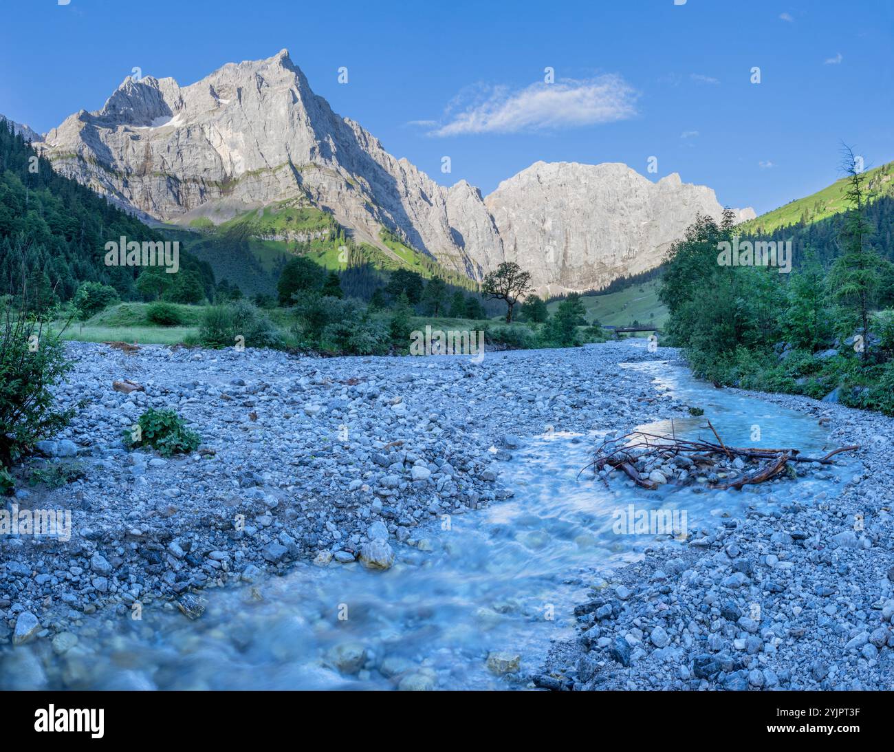 Le pareti nord dei monti Karwendel - pareti di Spritzkar spitze e Grubenkar spitze da Enger alto - Grosser Ahornboden vicolo. Foto Stock