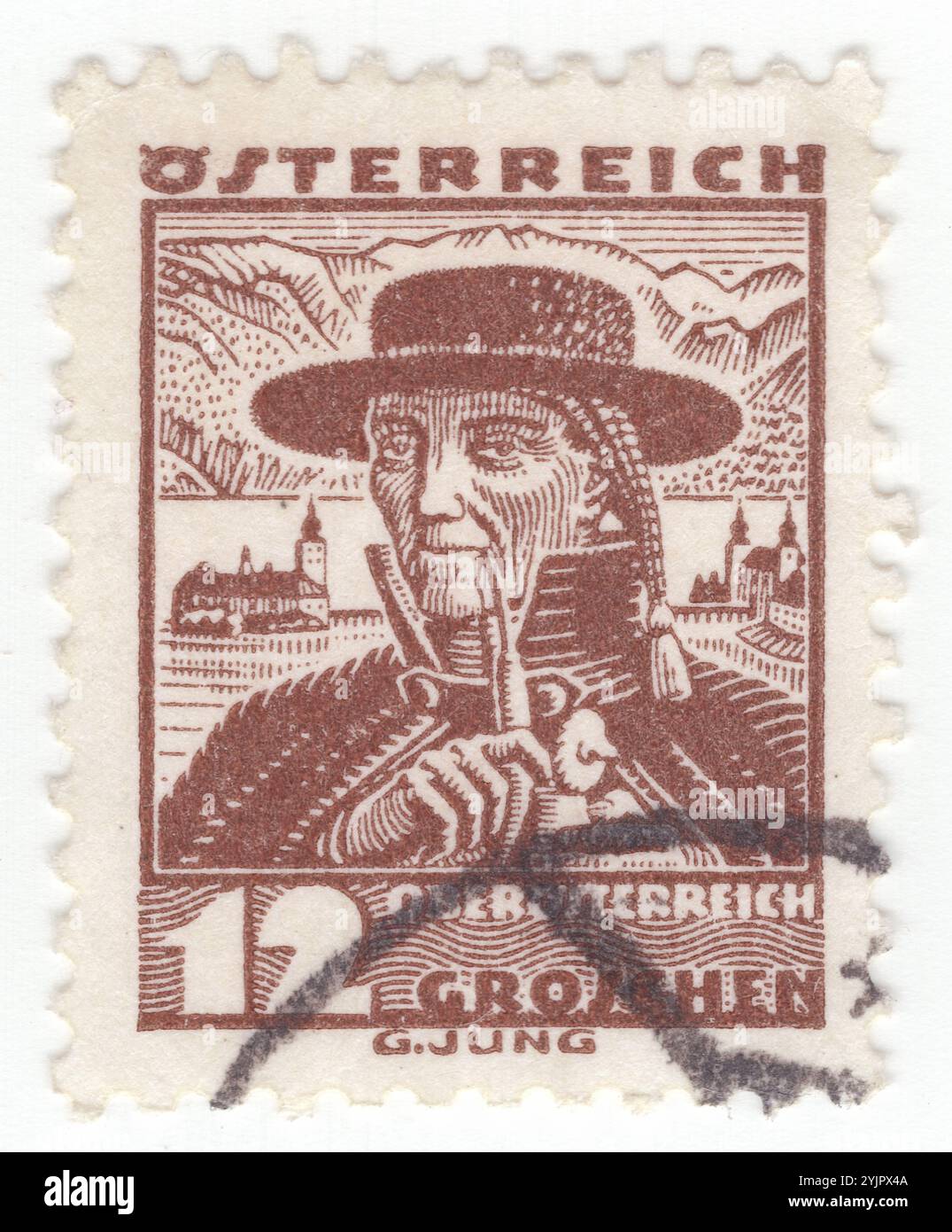 AUSTRIA - 1934 agosto 15: Francobollo 12 groschen marrone scuro raffigurante l'agricoltore di Traun. Abbigliamento maschile dall'alta Austria. Un uomo con un cappello largo fuma una pipa sullo sfondo di un paesaggio rurale alpino Foto Stock