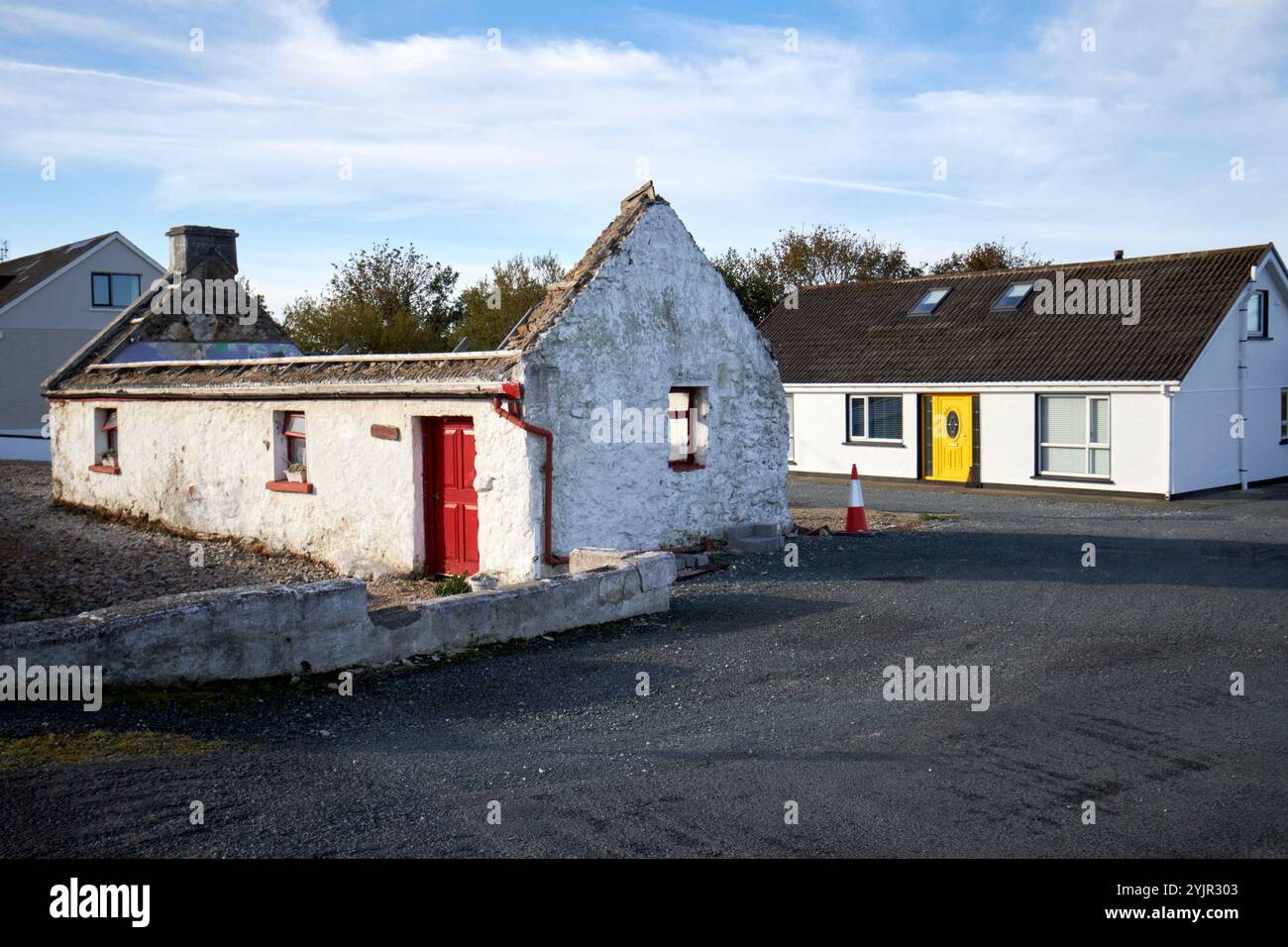 vecchio cottage tradizionale irlandese nel terreno di una nuova abitazione di sostituzione bunbeg, contea di donegal, repubblica d'irlanda Foto Stock