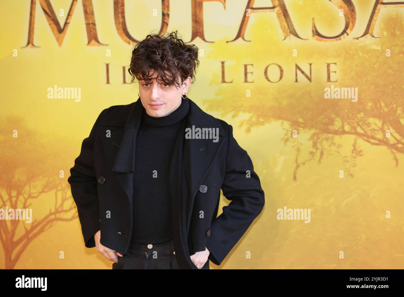 Roma, Italia. 15 novembre 2024. The Space Cinema moderno, Roma, Italia, 15 novembre 2024, Riccardo Suarez, voce di Zazu, durante il Photocall del film MUFASA - il Re Leone il 15 novembre 2024 al Cinema The Space di Roma, Italia durante MUFASA - il Re Leone - News Credit: Live Media Publishing Group/Alamy Live News Foto Stock