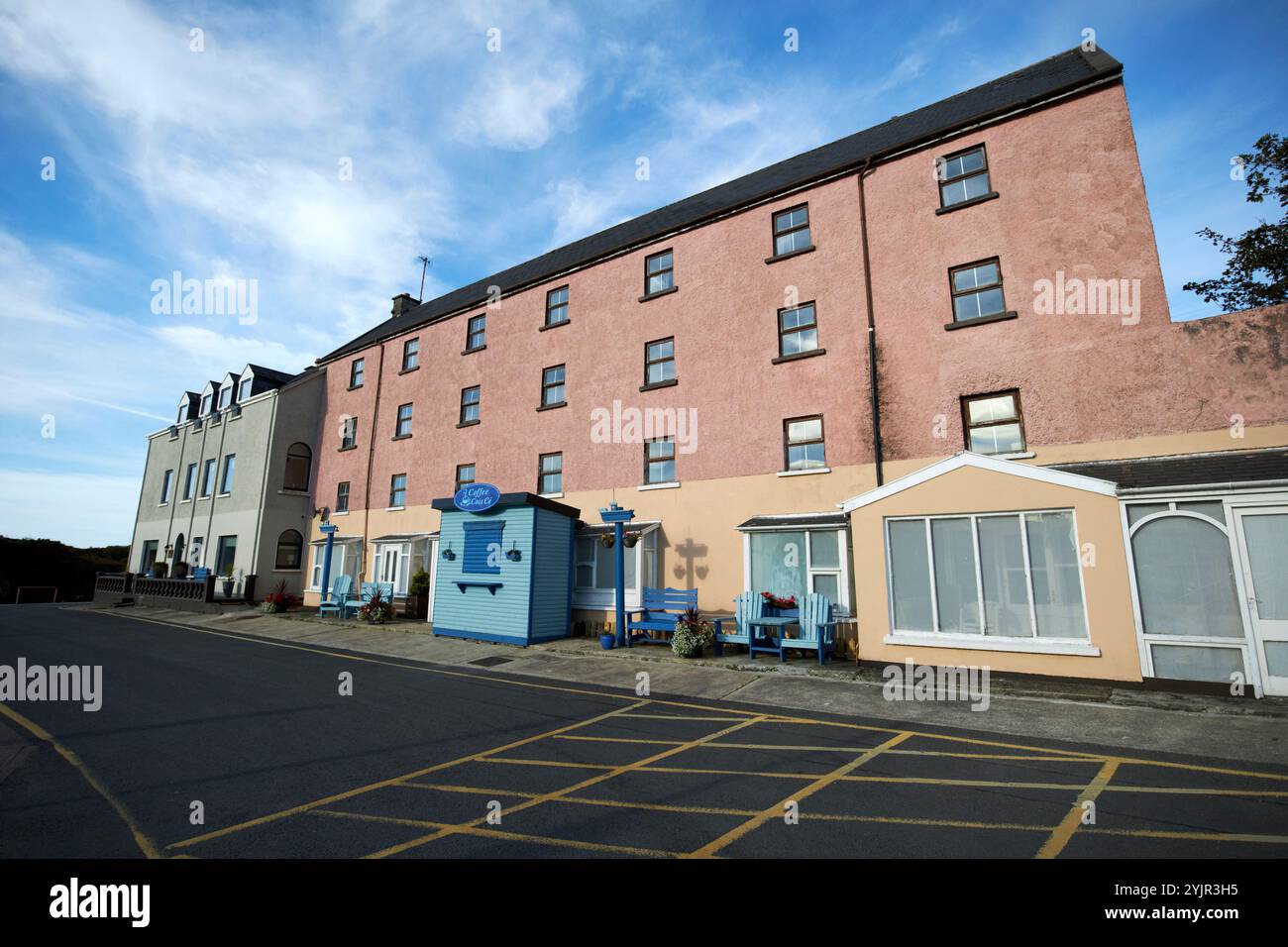 ex magazzini e edifici lungo la banchina bunbeg harbor bunbeg, contea di donegal, repubblica d'irlanda Foto Stock