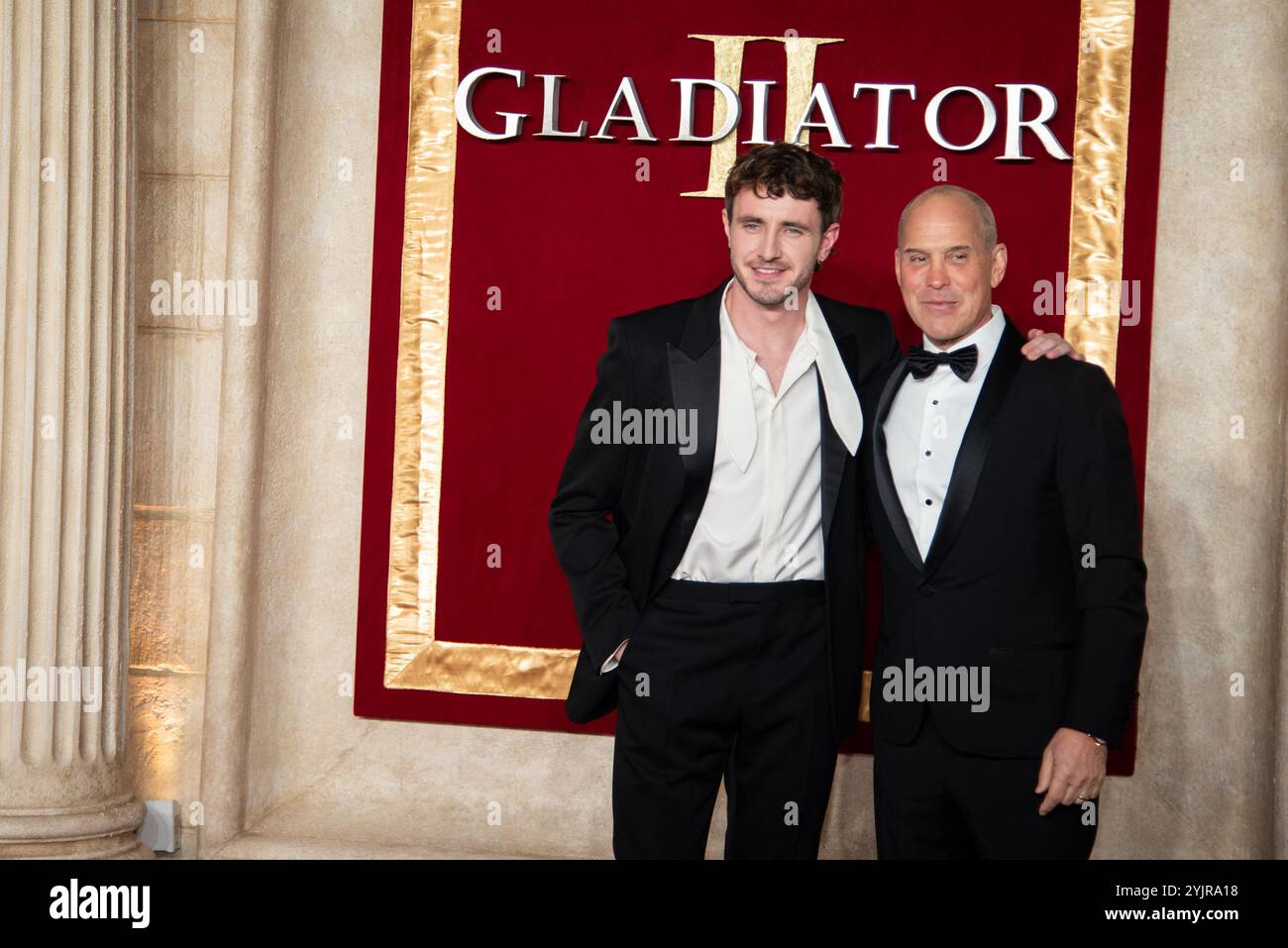 Paul Mescal e un ospite assistono al "Gladiator II" alla Royal Film Performance e alla Global Premiere a Leicester Square. "Gladiator II" The Royal Film Performance e Global Premiere a Leicester Square. Foto Stock